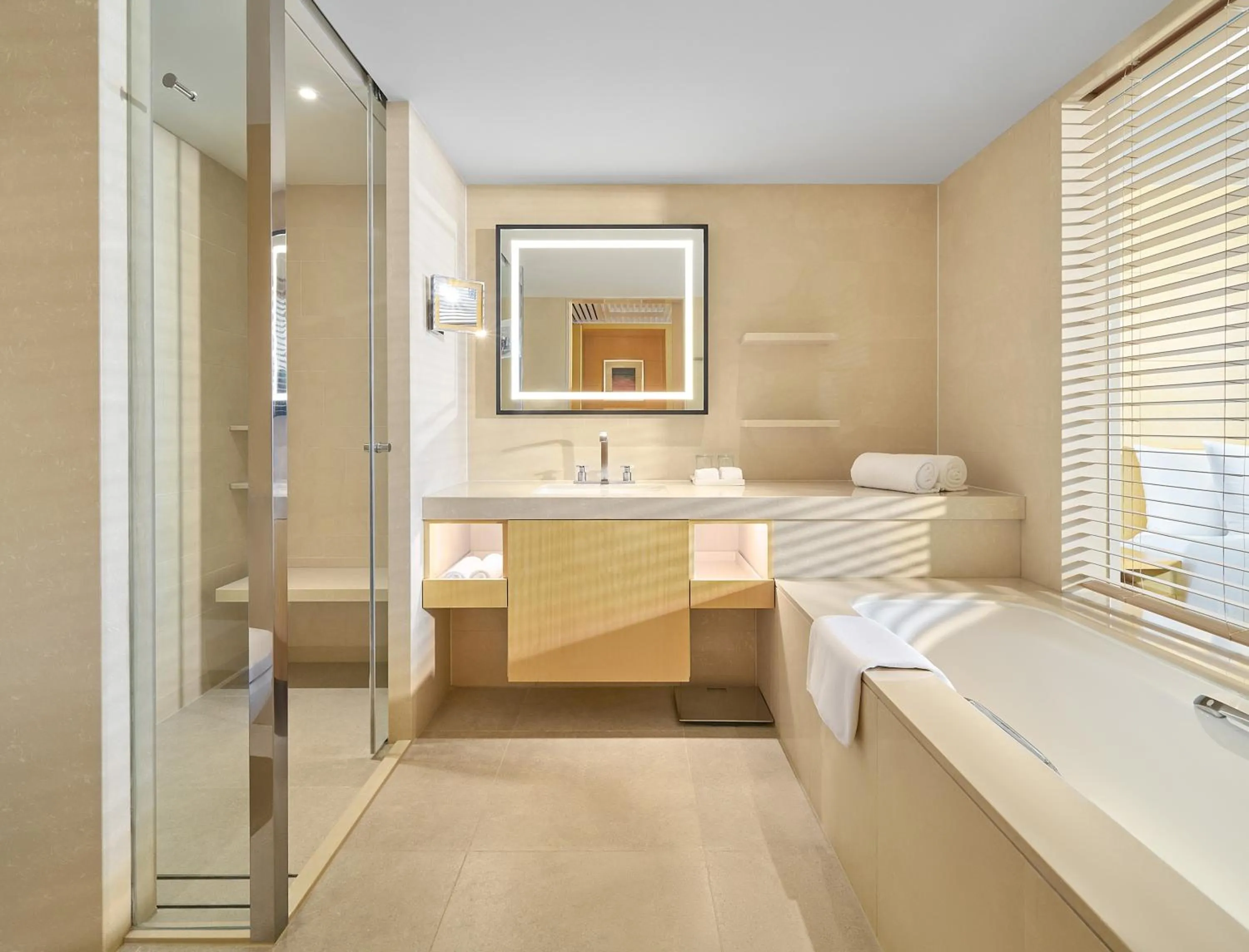 Bathroom, Bed in Marco Polo Wuhan