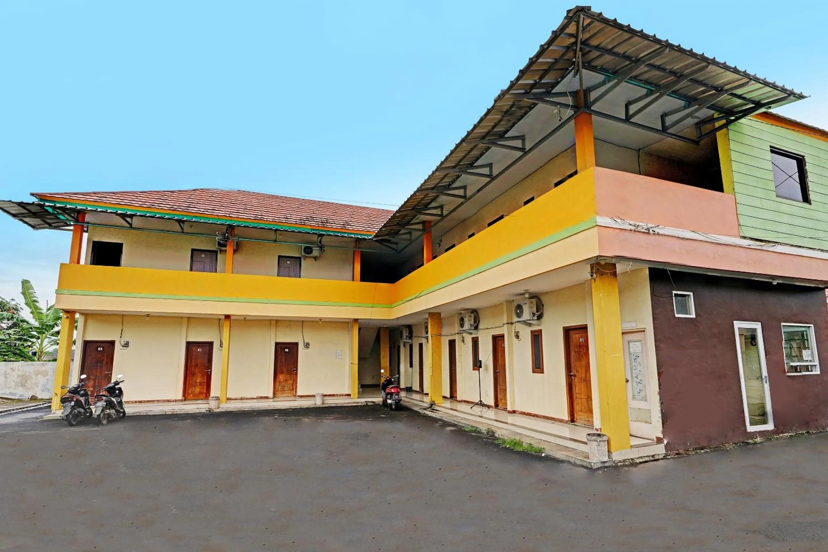 Facade/entrance in OYO 91955 Pondokan Cempaka