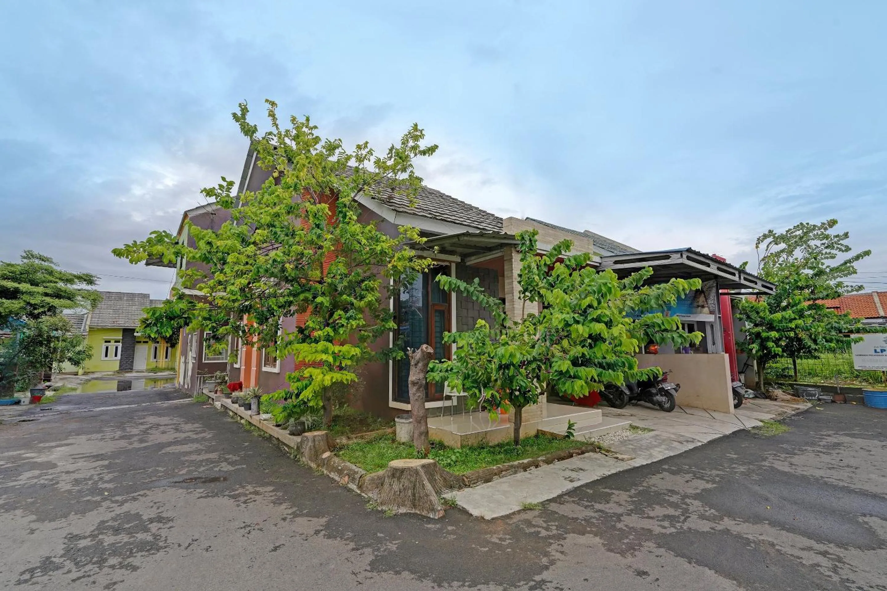 Facade/entrance in OYO 91955 Pondokan Cempaka