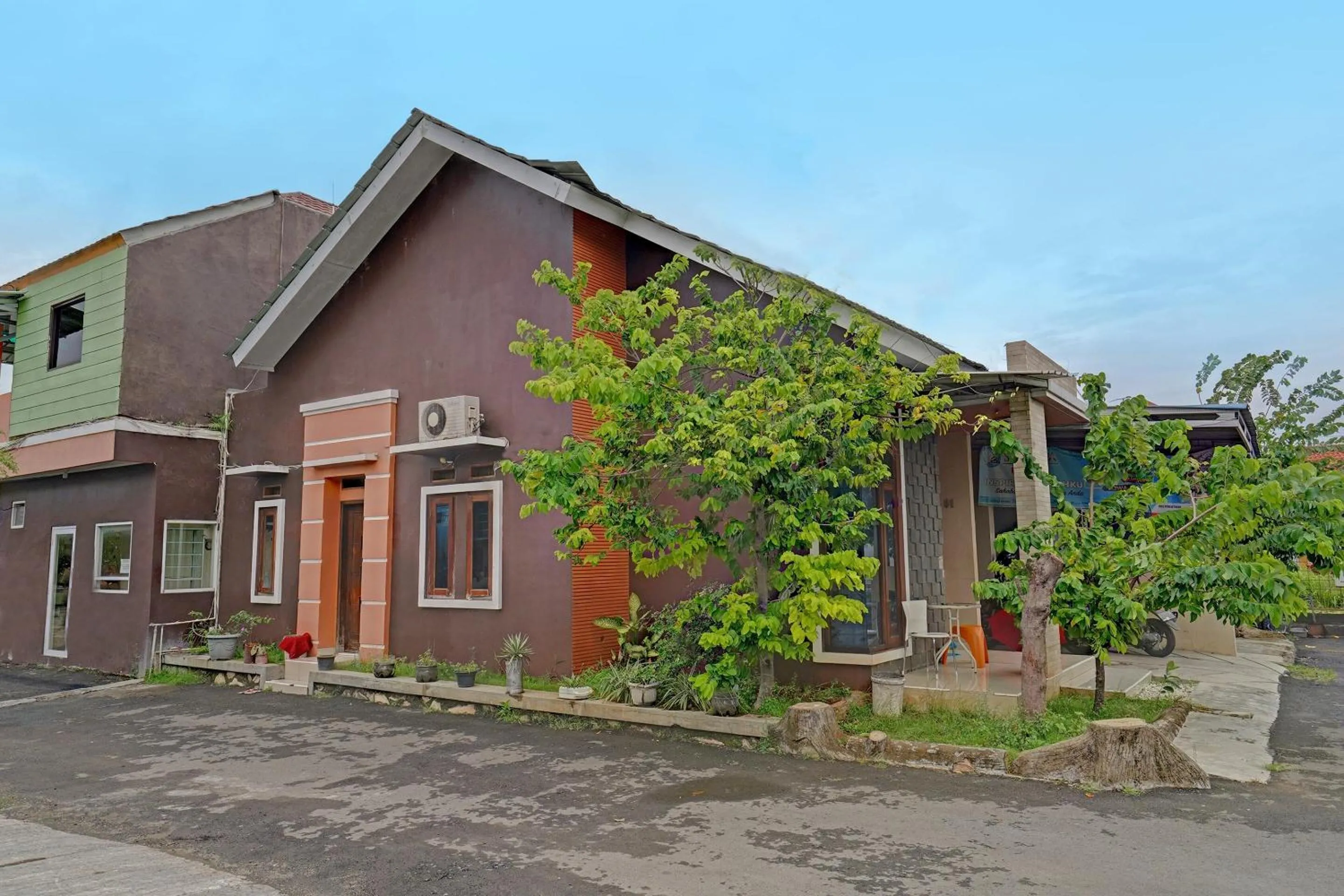 Facade/entrance in OYO 91955 Pondokan Cempaka