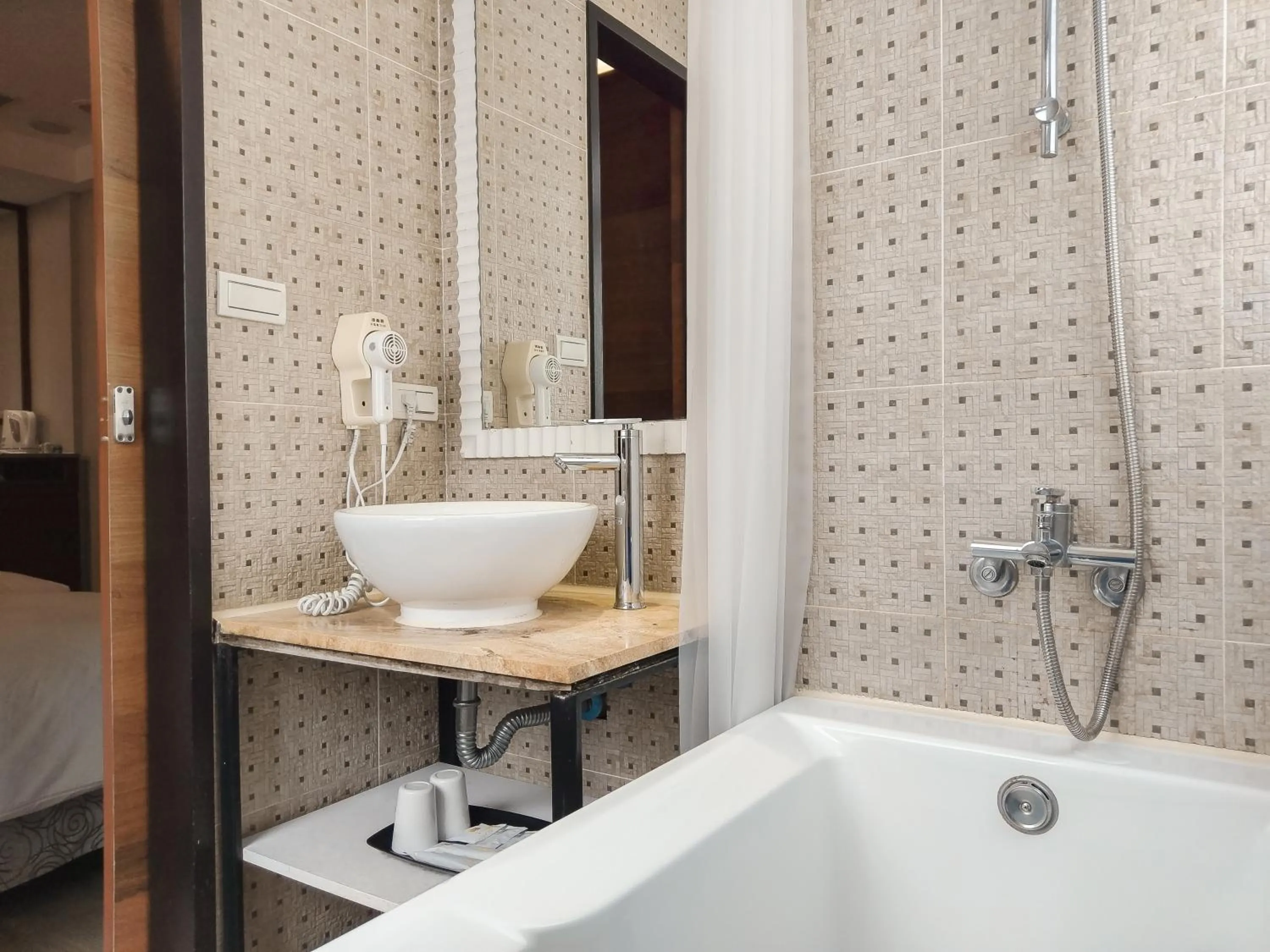 Shower in CHECK inn Express Taipei Station