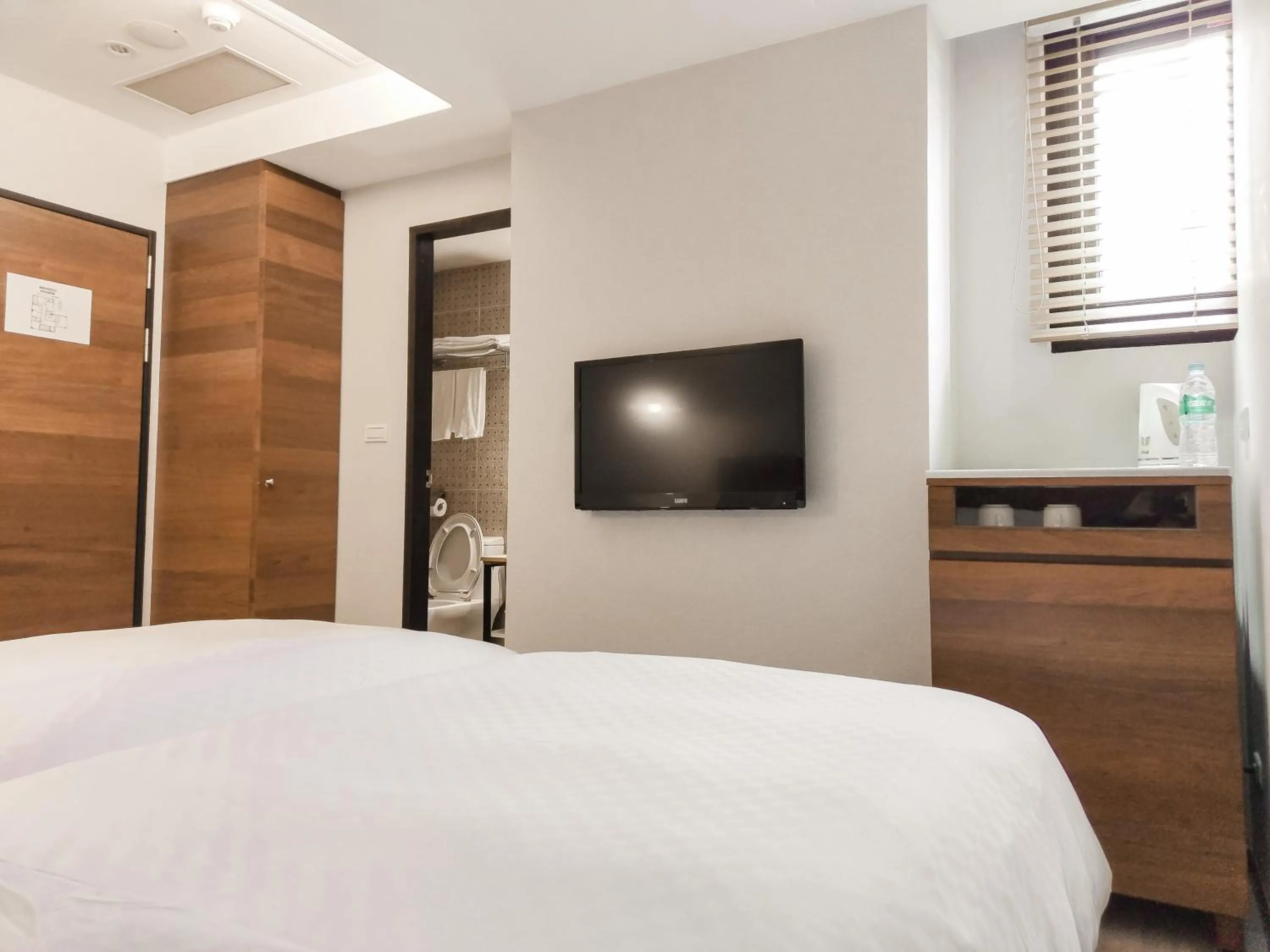 Communal lounge/ TV room, Bed in CHECK inn Express Taipei Station