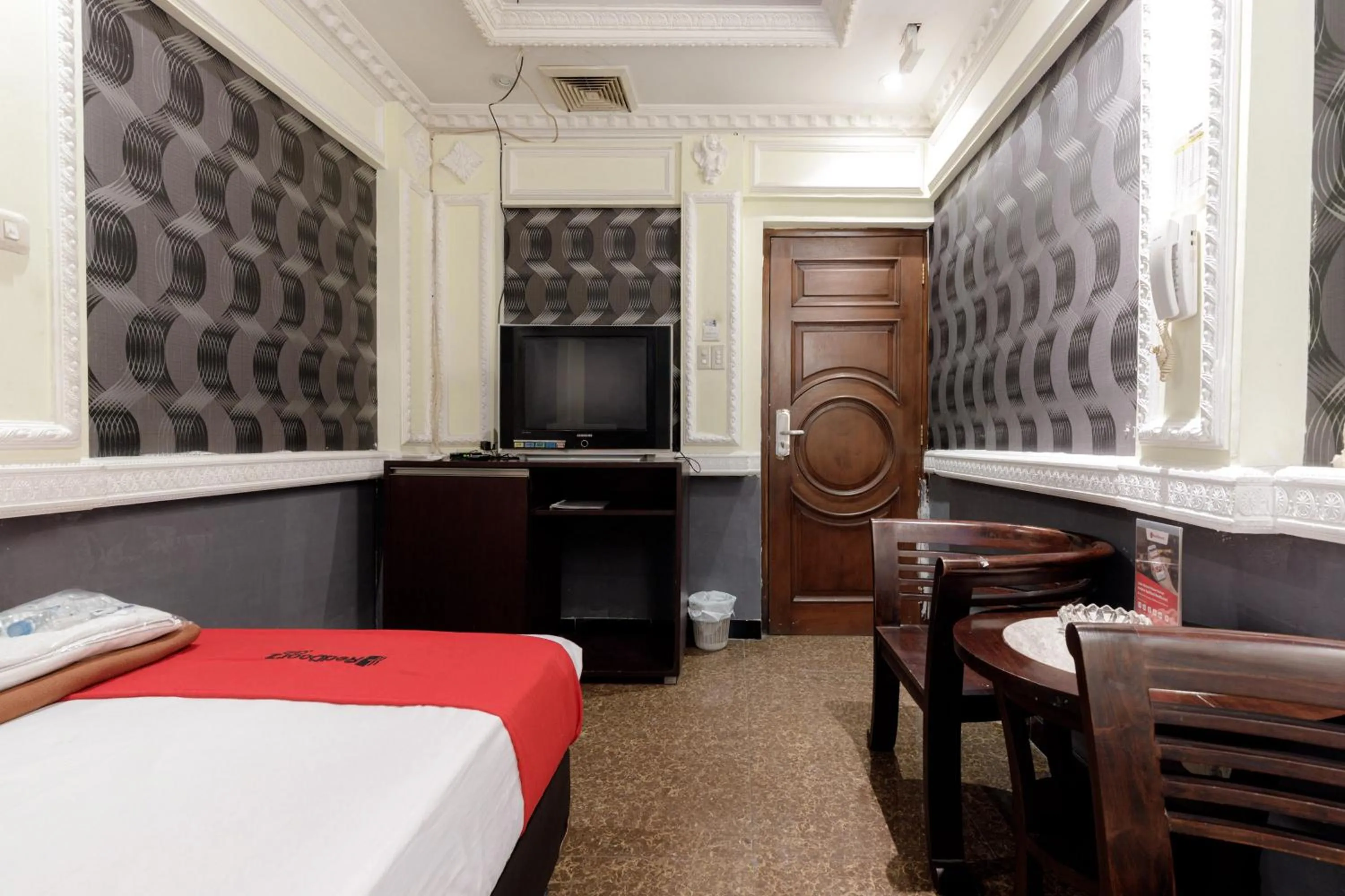 Bedroom, Bed in RedDoorz Plus near Simpang Tiga Tritayasa Cilegon