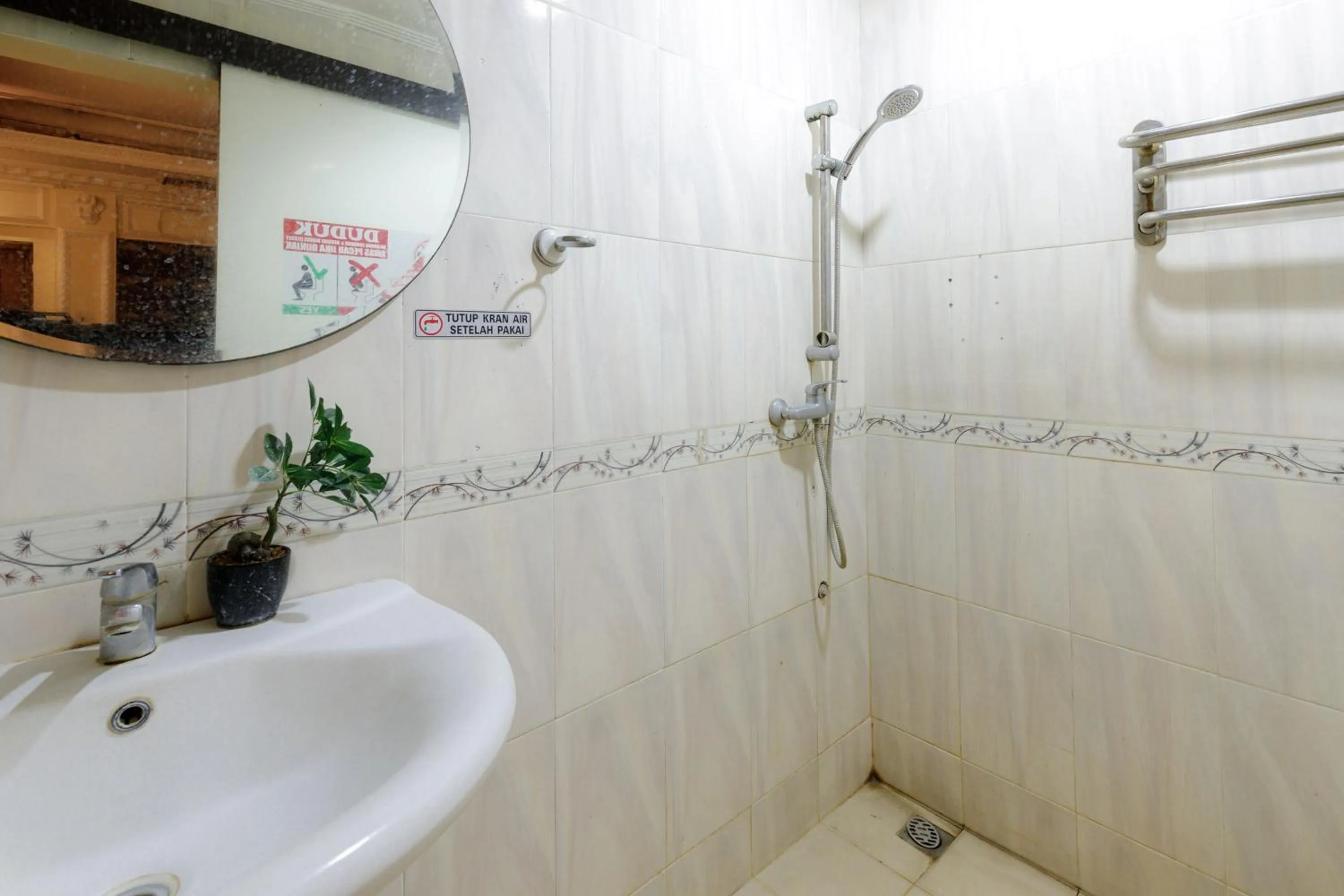 Bathroom in RedDoorz Plus near Simpang Tiga Tritayasa Cilegon