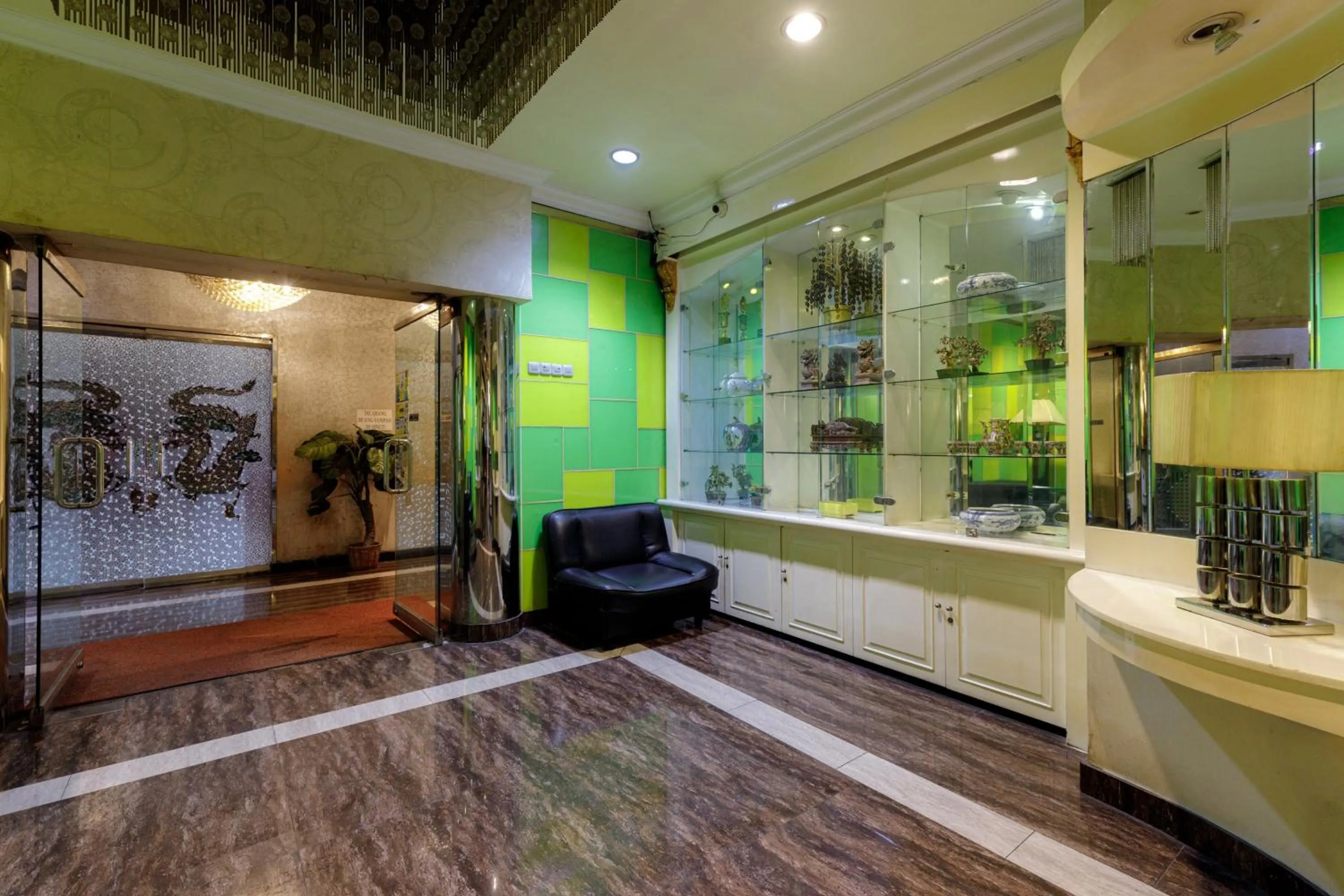 Property building in RedDoorz Plus near Simpang Tiga Tritayasa Cilegon