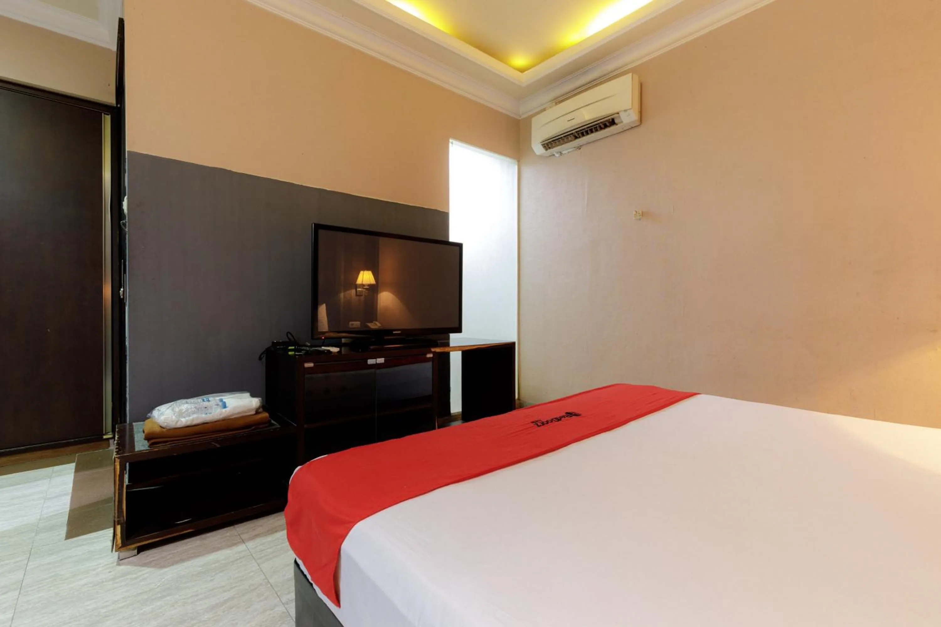 Bedroom, Bed in RedDoorz Plus near Simpang Tiga Tritayasa Cilegon