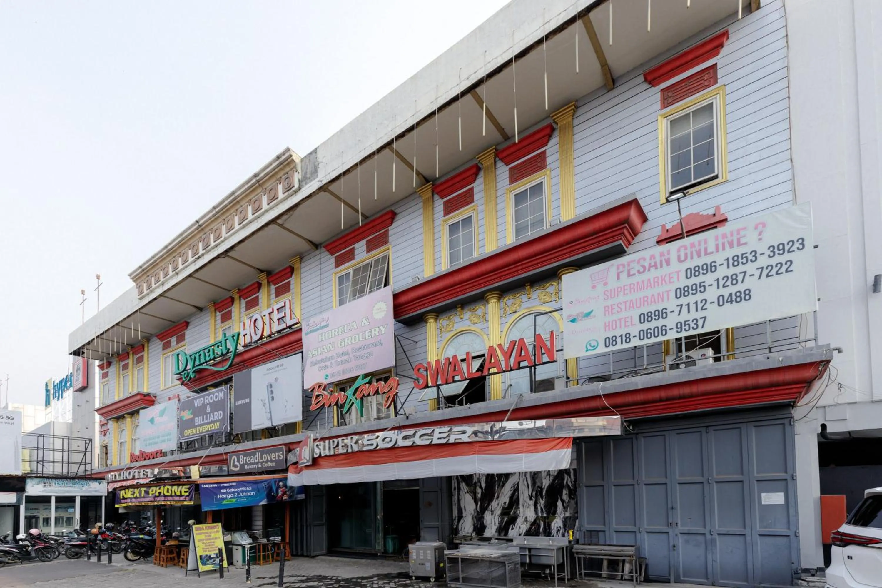 Facade/entrance in RedDoorz Plus near Simpang Tiga Tritayasa Cilegon