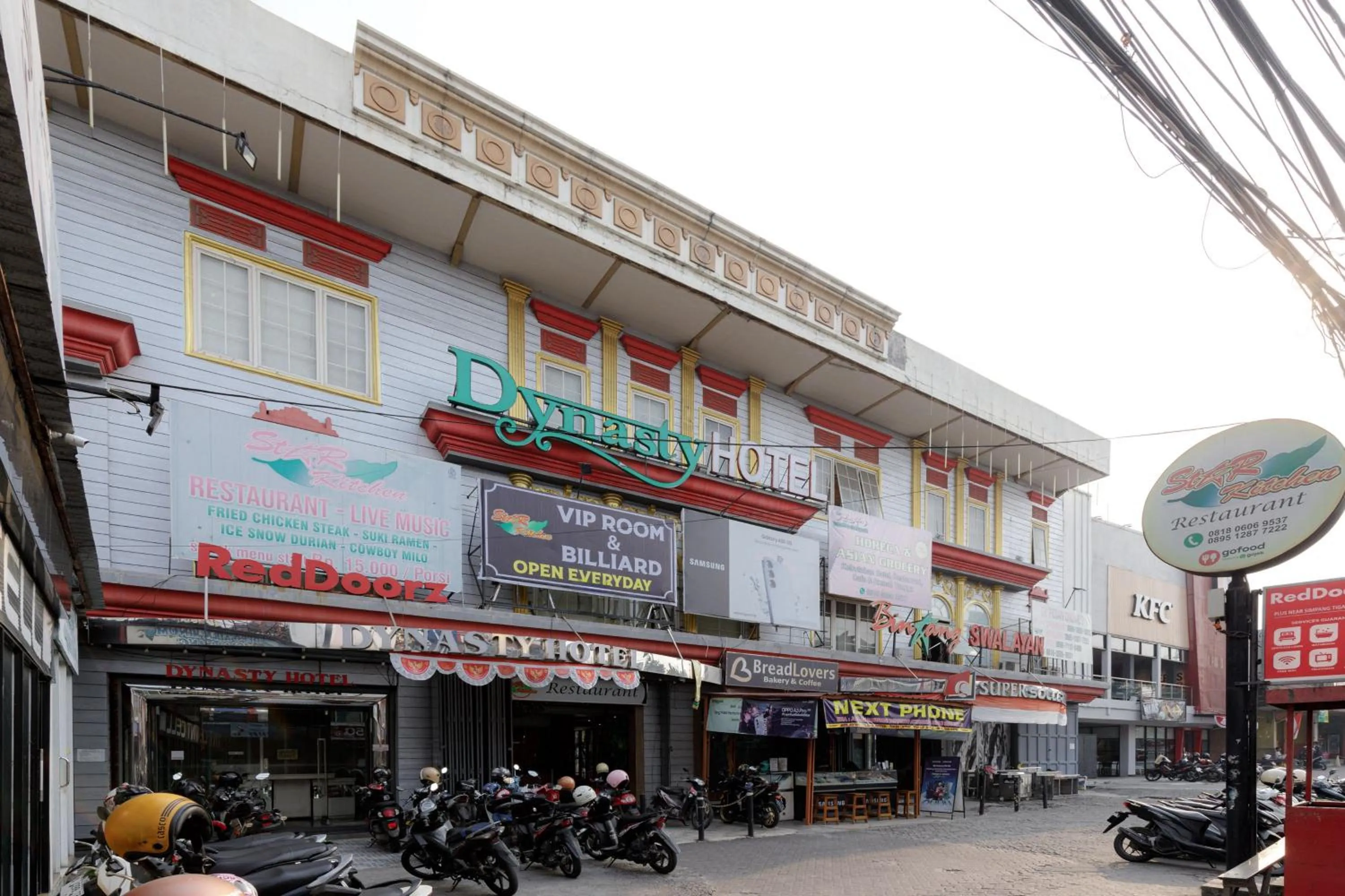 Facade/entrance in RedDoorz Plus near Simpang Tiga Tritayasa Cilegon