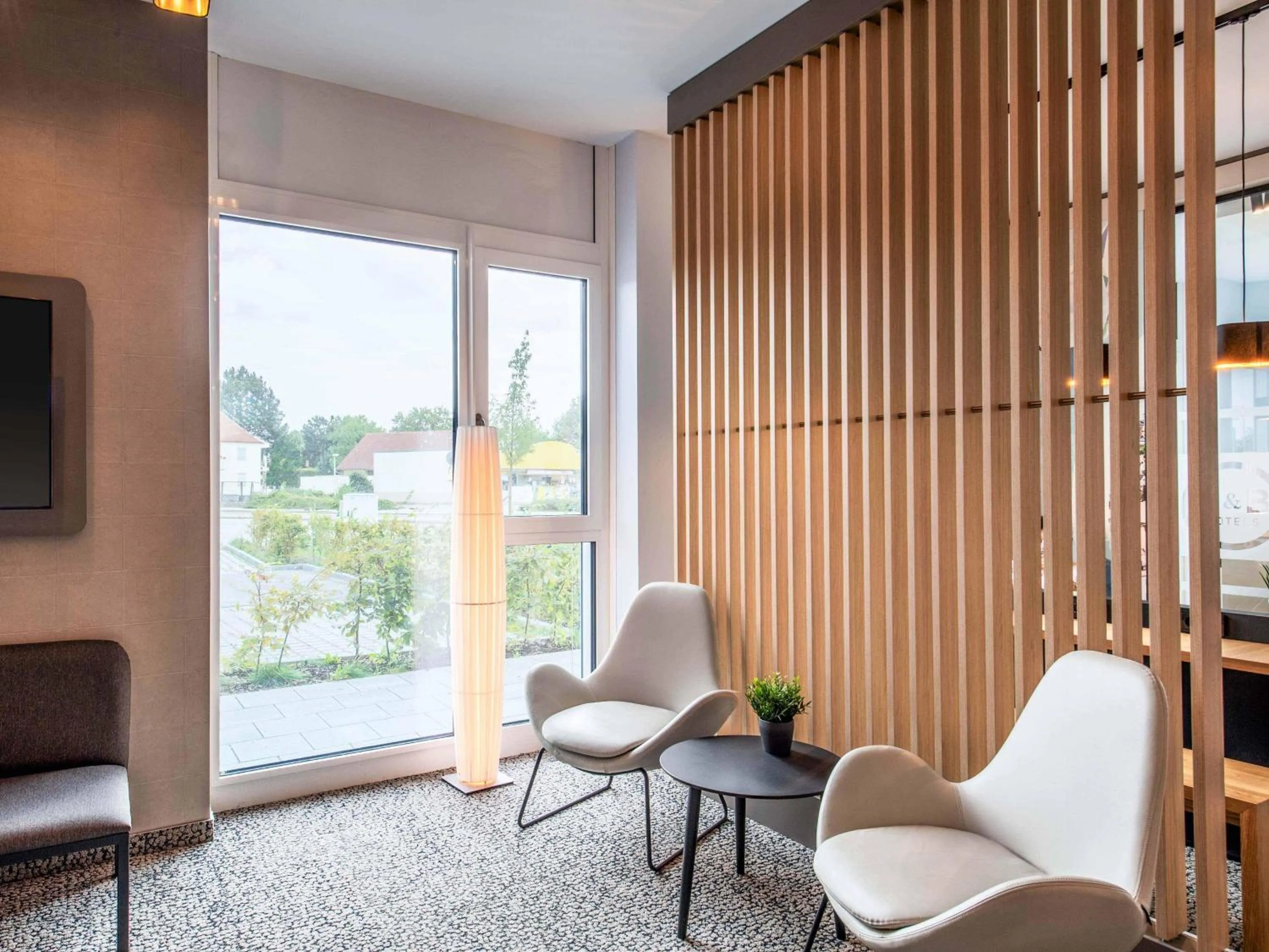 Lobby or reception in B&B Hotel Augsburg-Nord