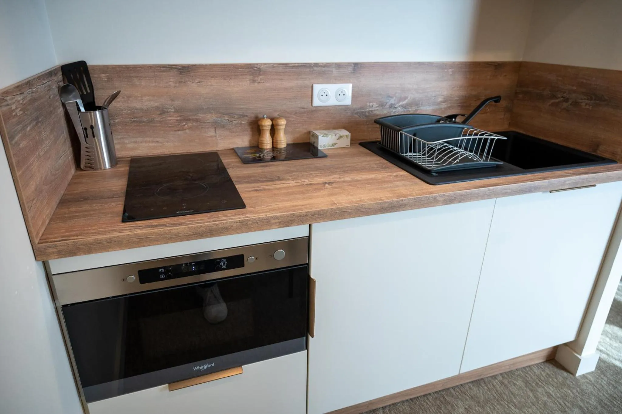 Kitchen or kitchenette in Hôtel - Restaurant Le MITIGANA