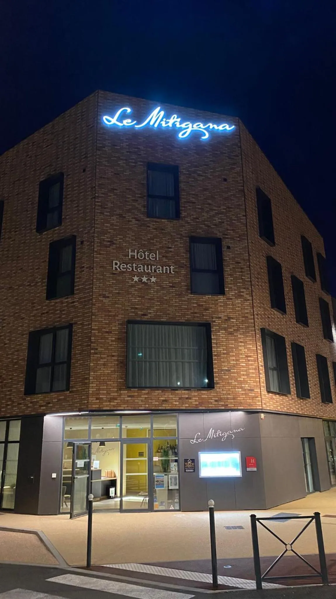 Property building in Hôtel - Restaurant Le MITIGANA