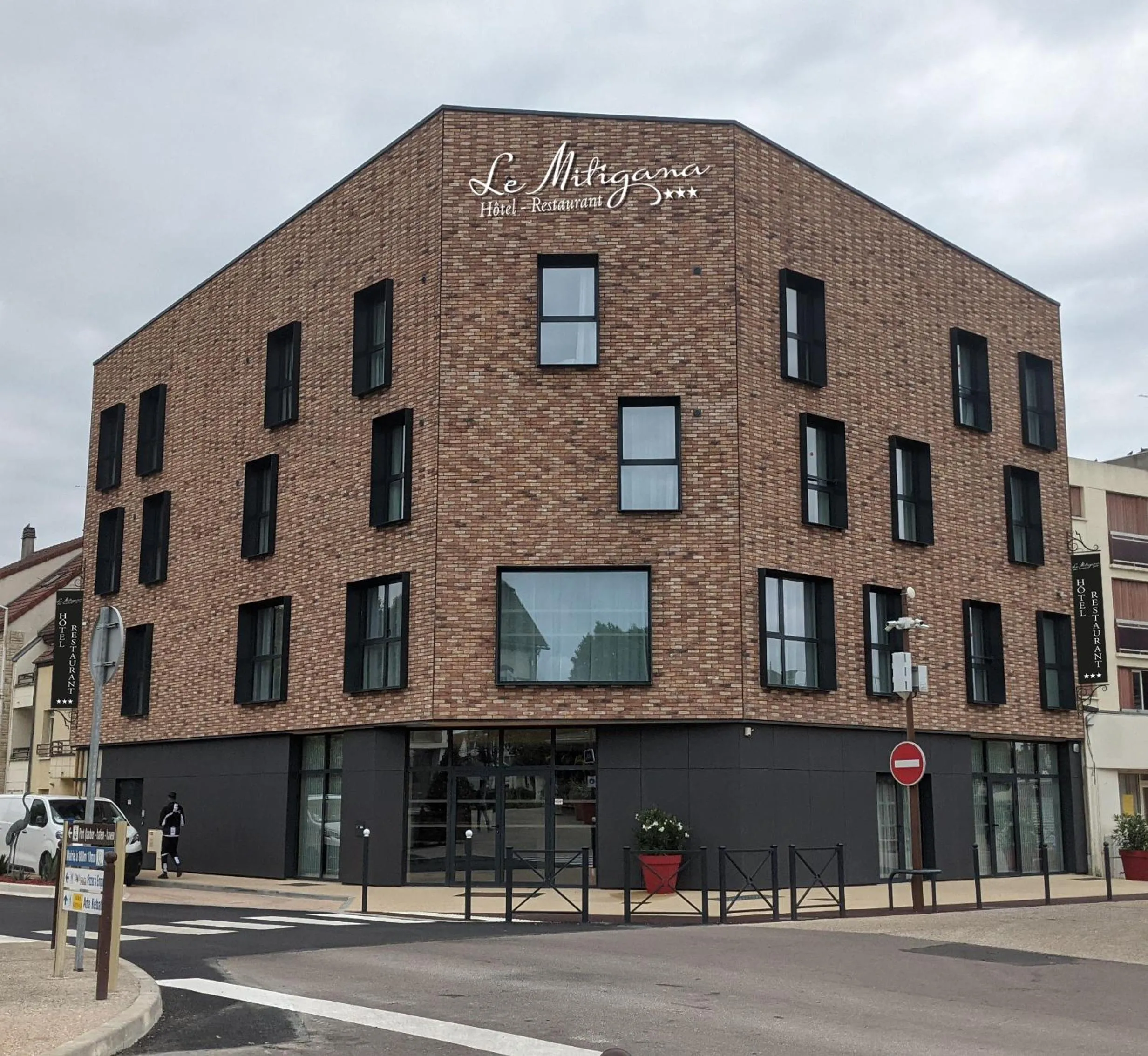 Property building in Hôtel - Restaurant Le MITIGANA