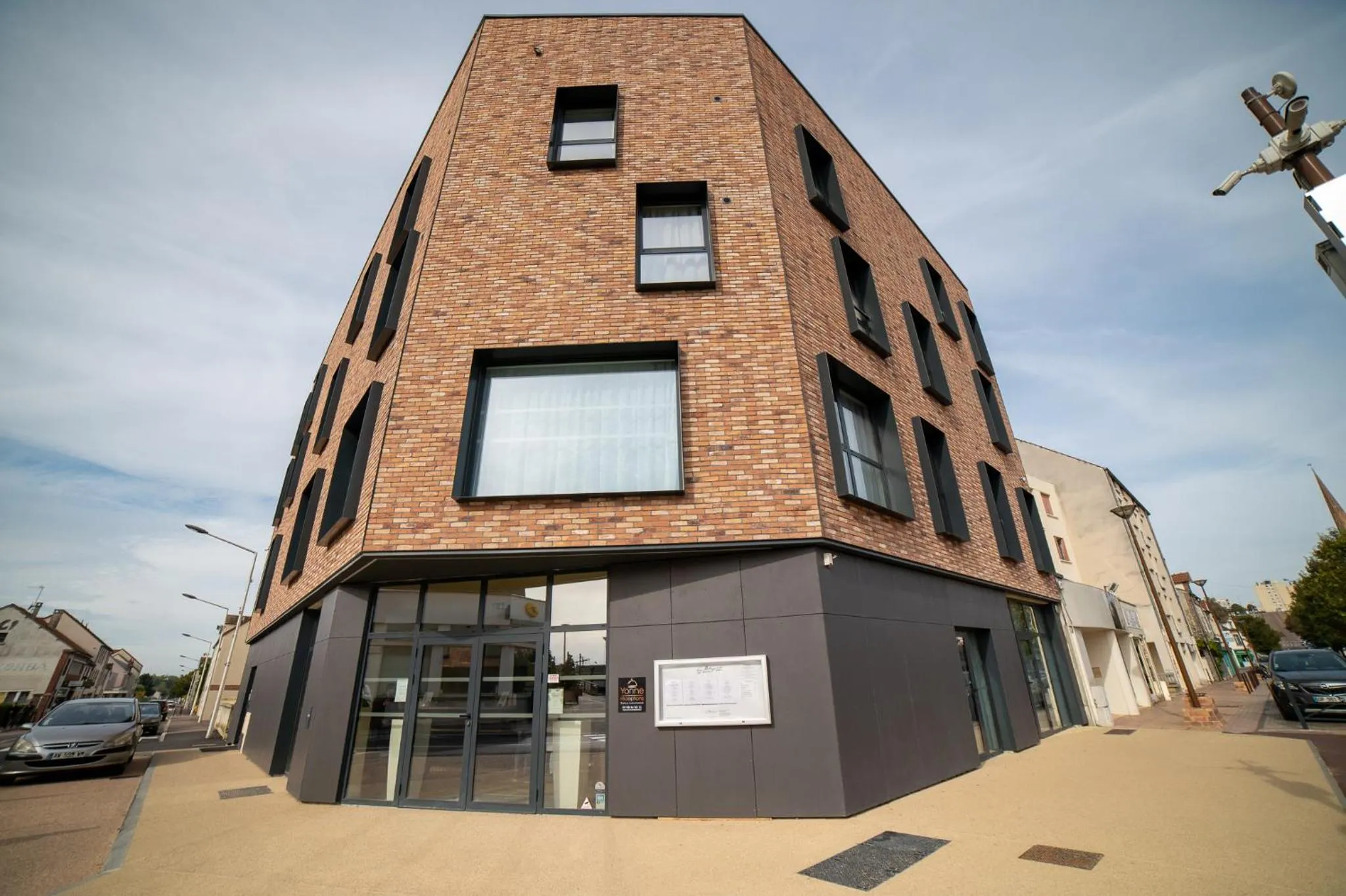 Property building in Hôtel - Restaurant Le MITIGANA