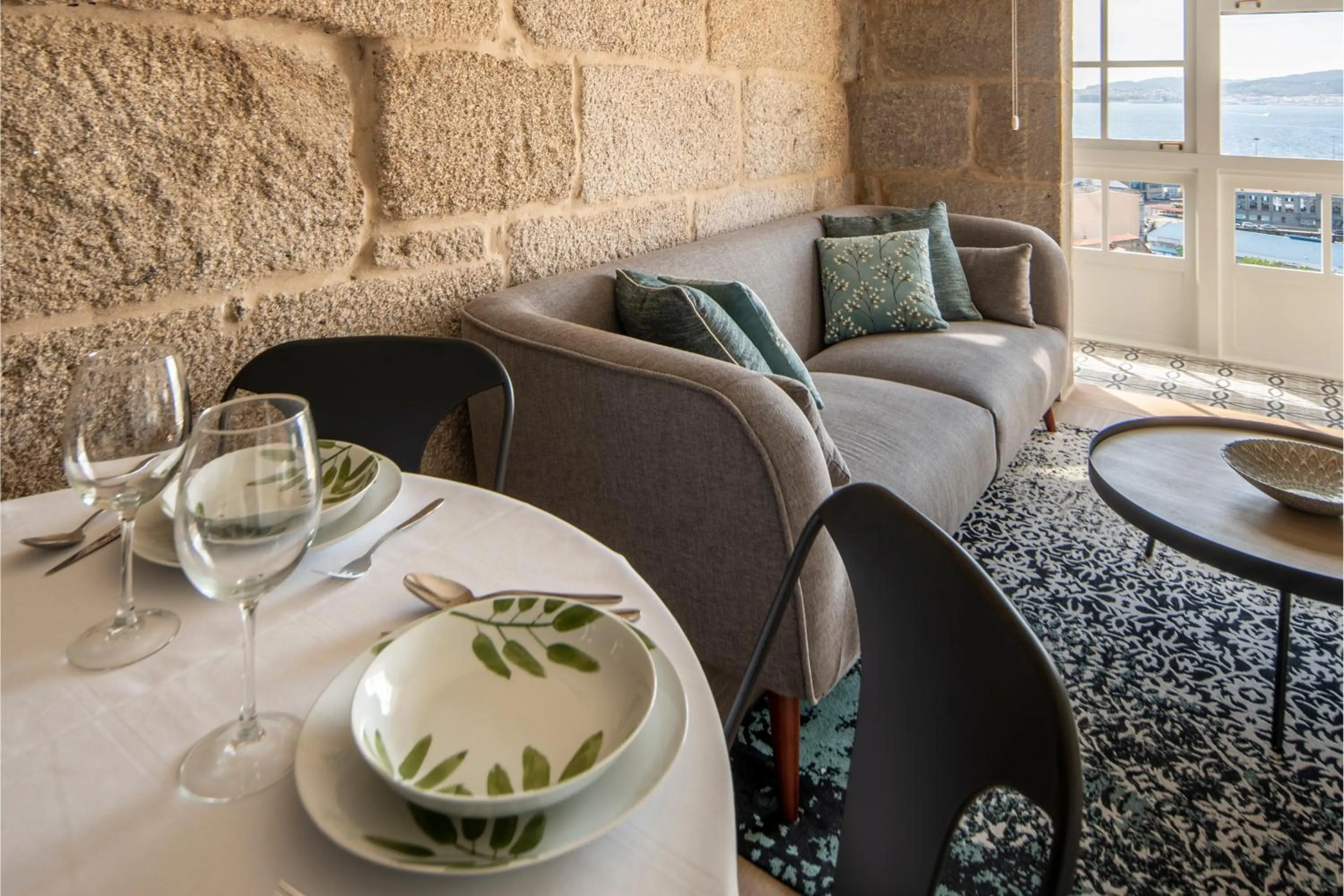 Dining area in Bow Homes by Como en Casa