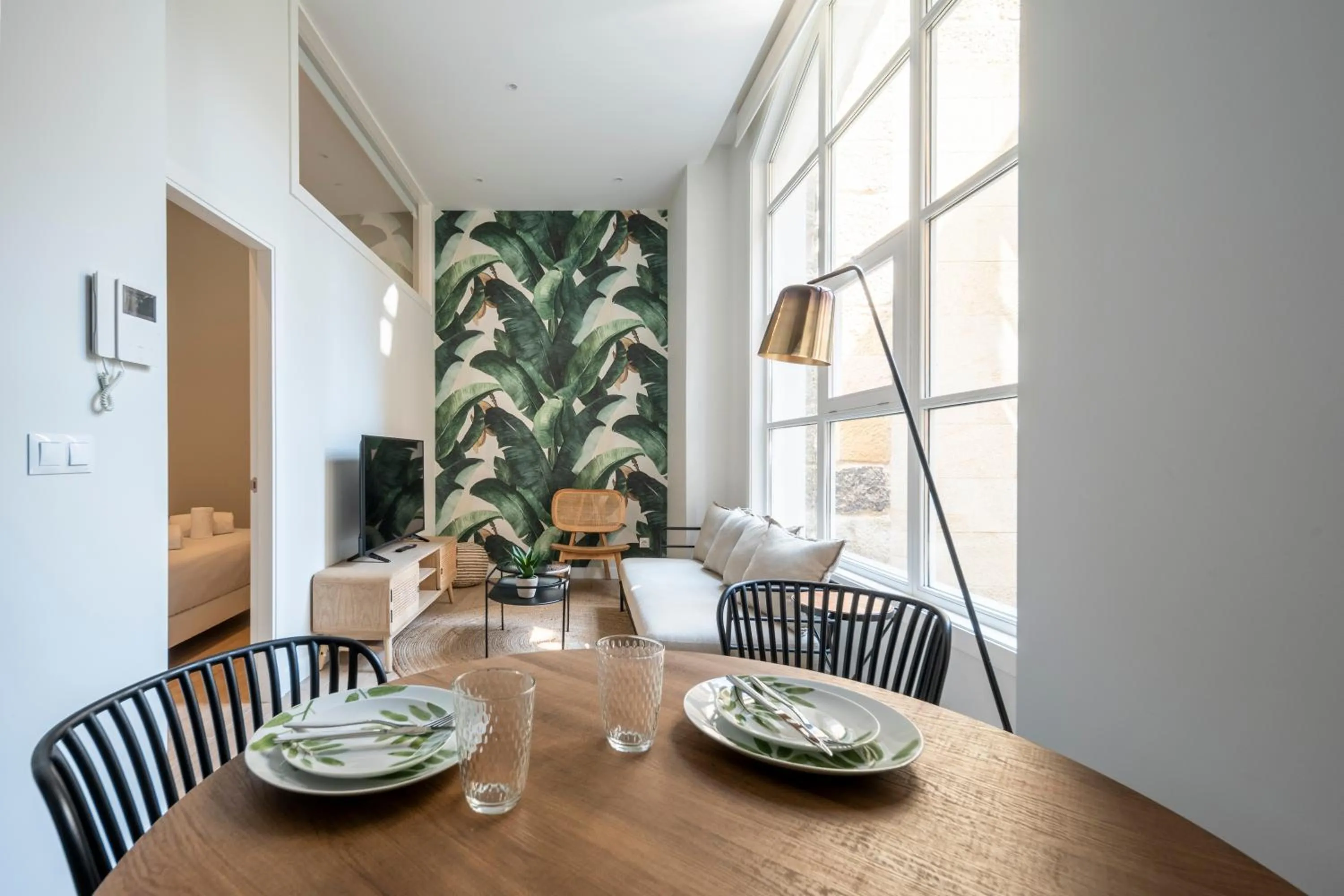 Dining area in Bow Homes by Como en Casa