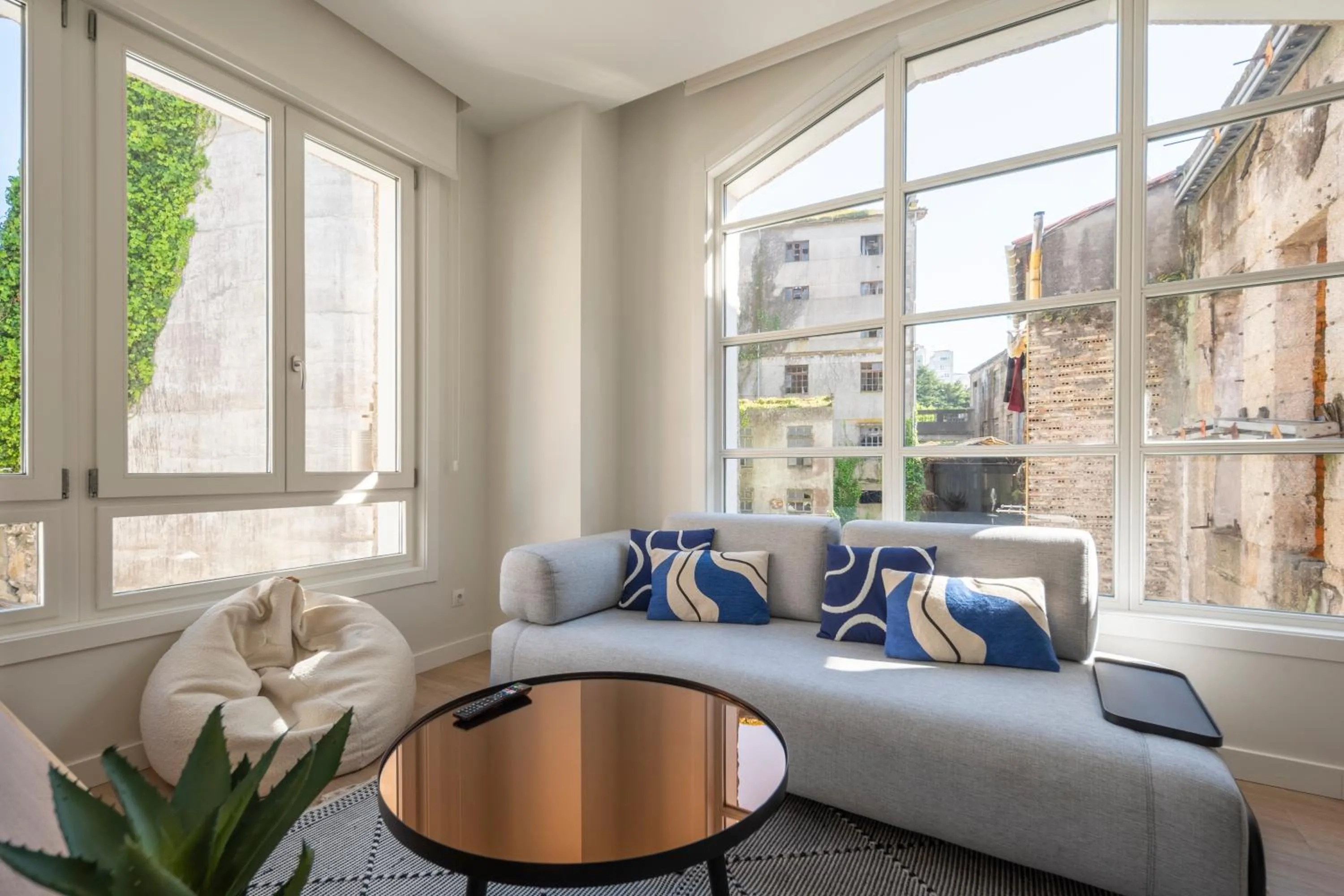 Living room in Bow Homes by Como en Casa