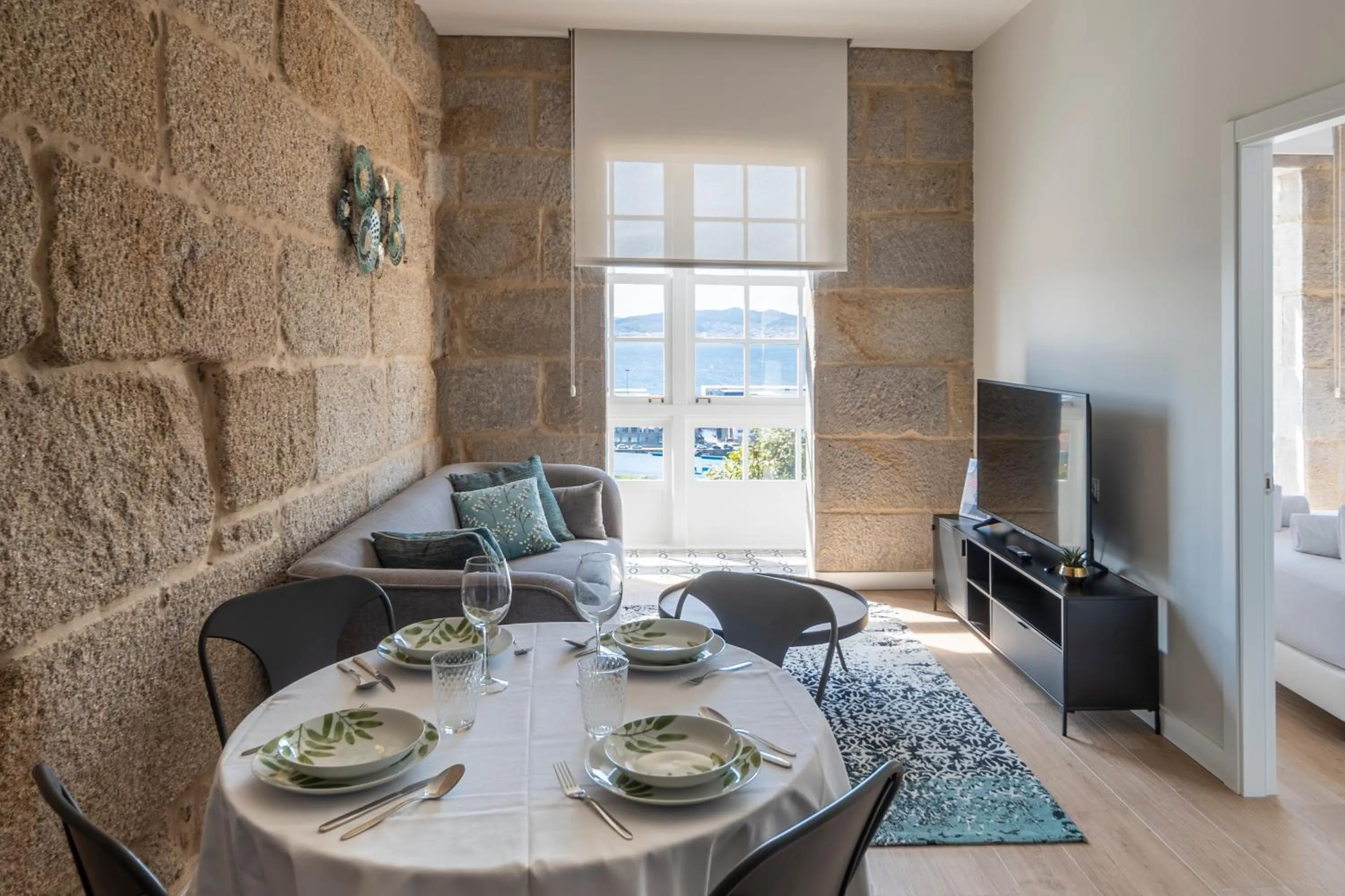 Dining area in Bow Homes by Como en Casa