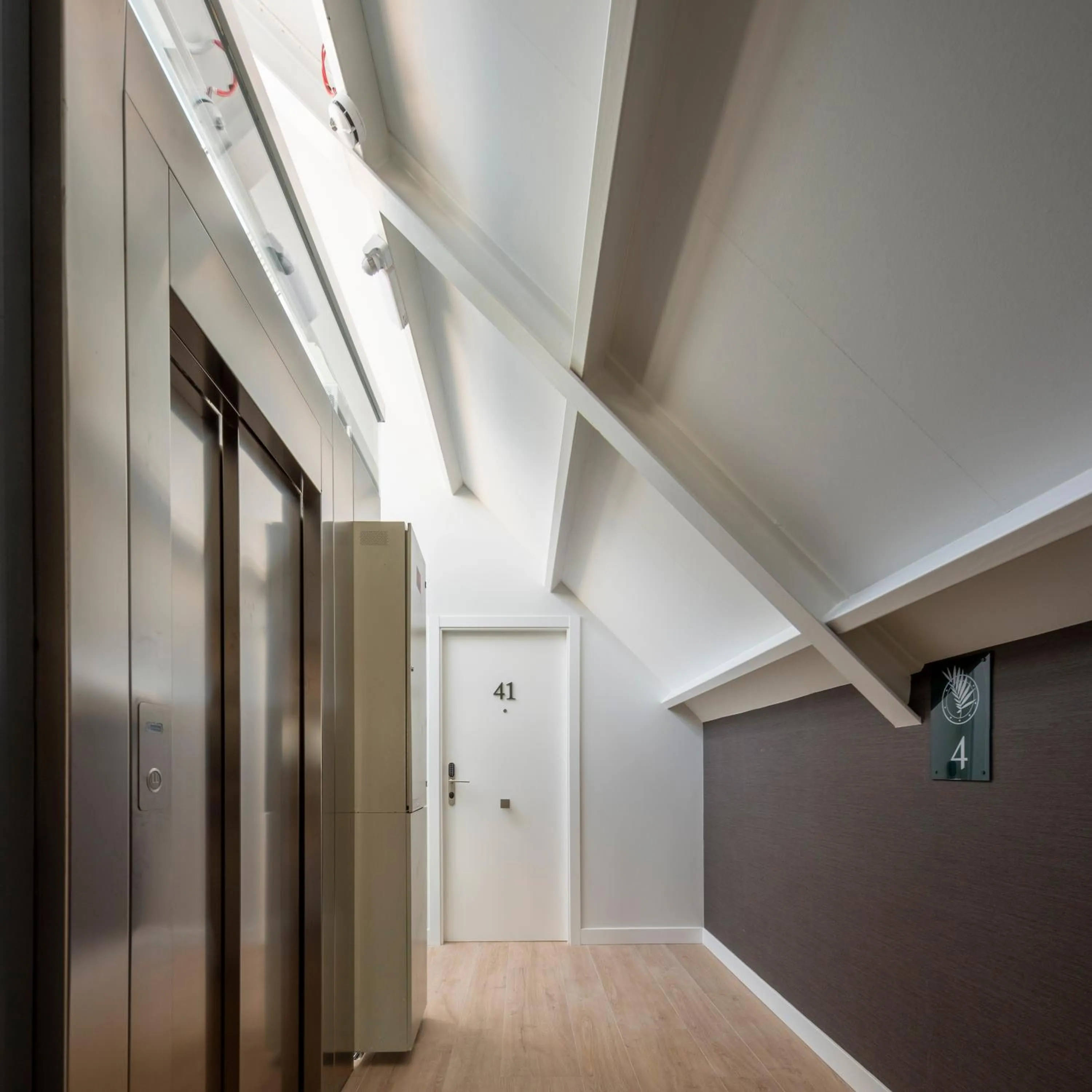 elevator in Bow Homes by Como en Casa