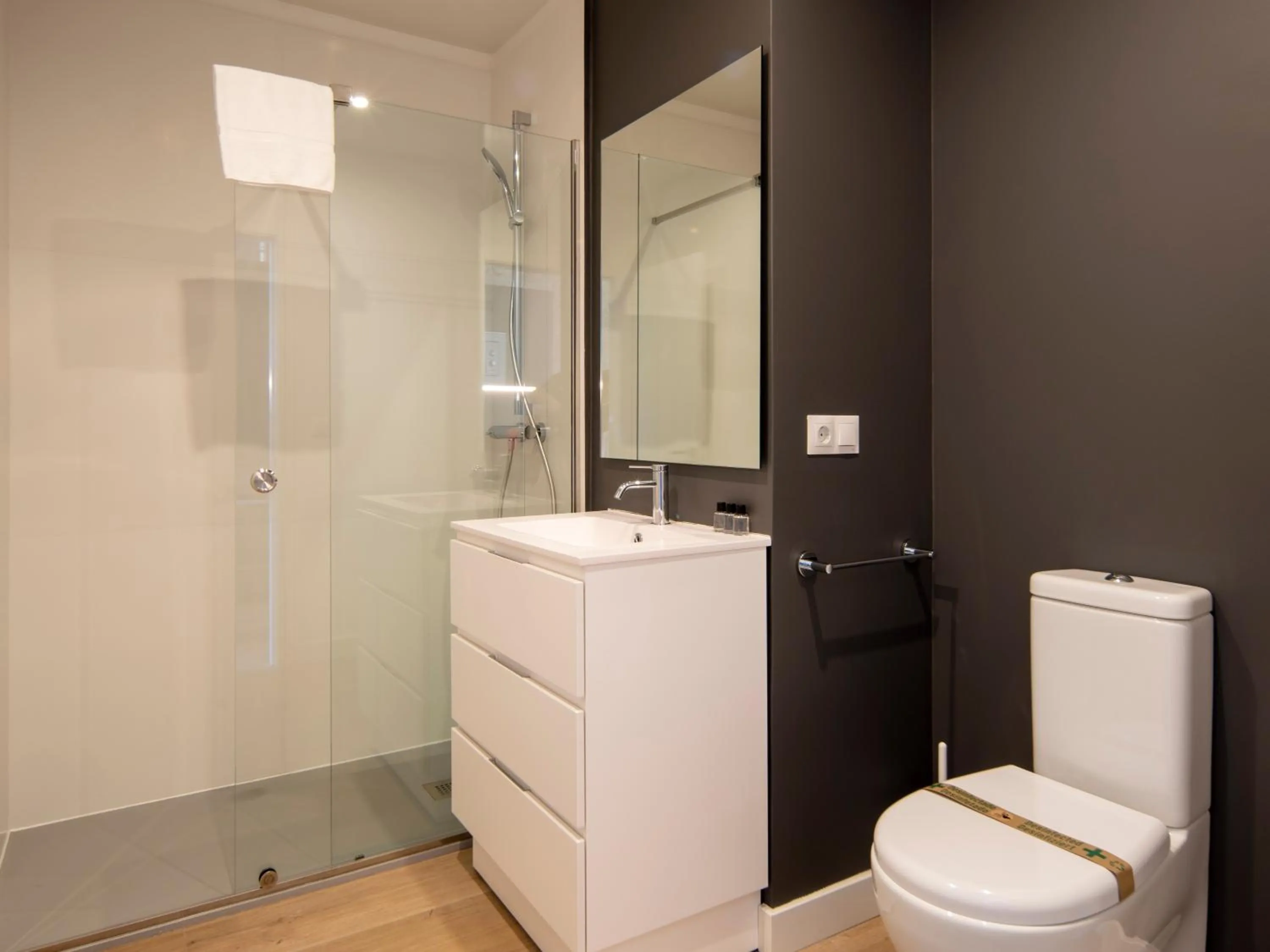 Toilet in Bow Homes by Como en Casa