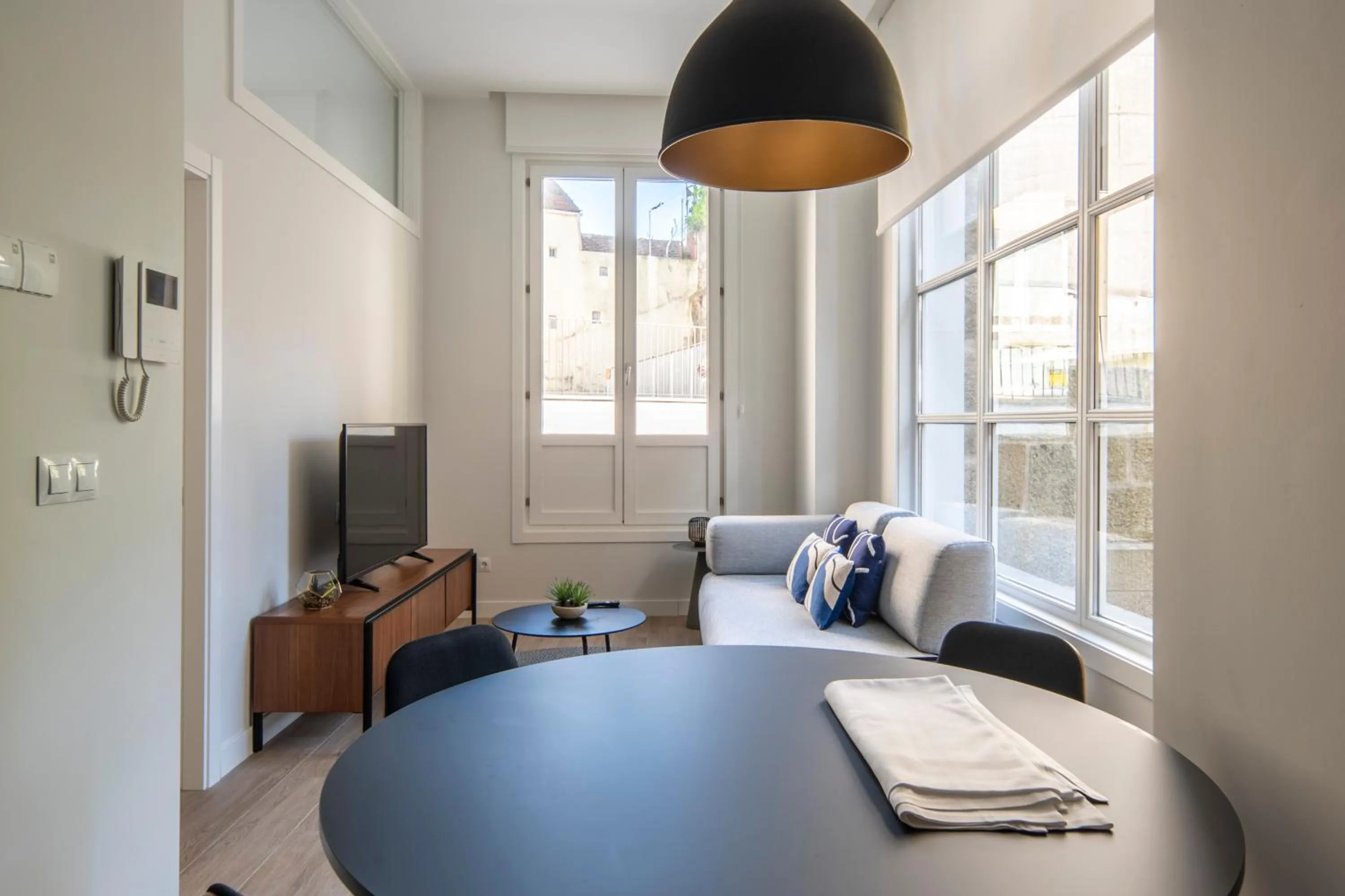 Living room, Bed in Bow Homes by Como en Casa
