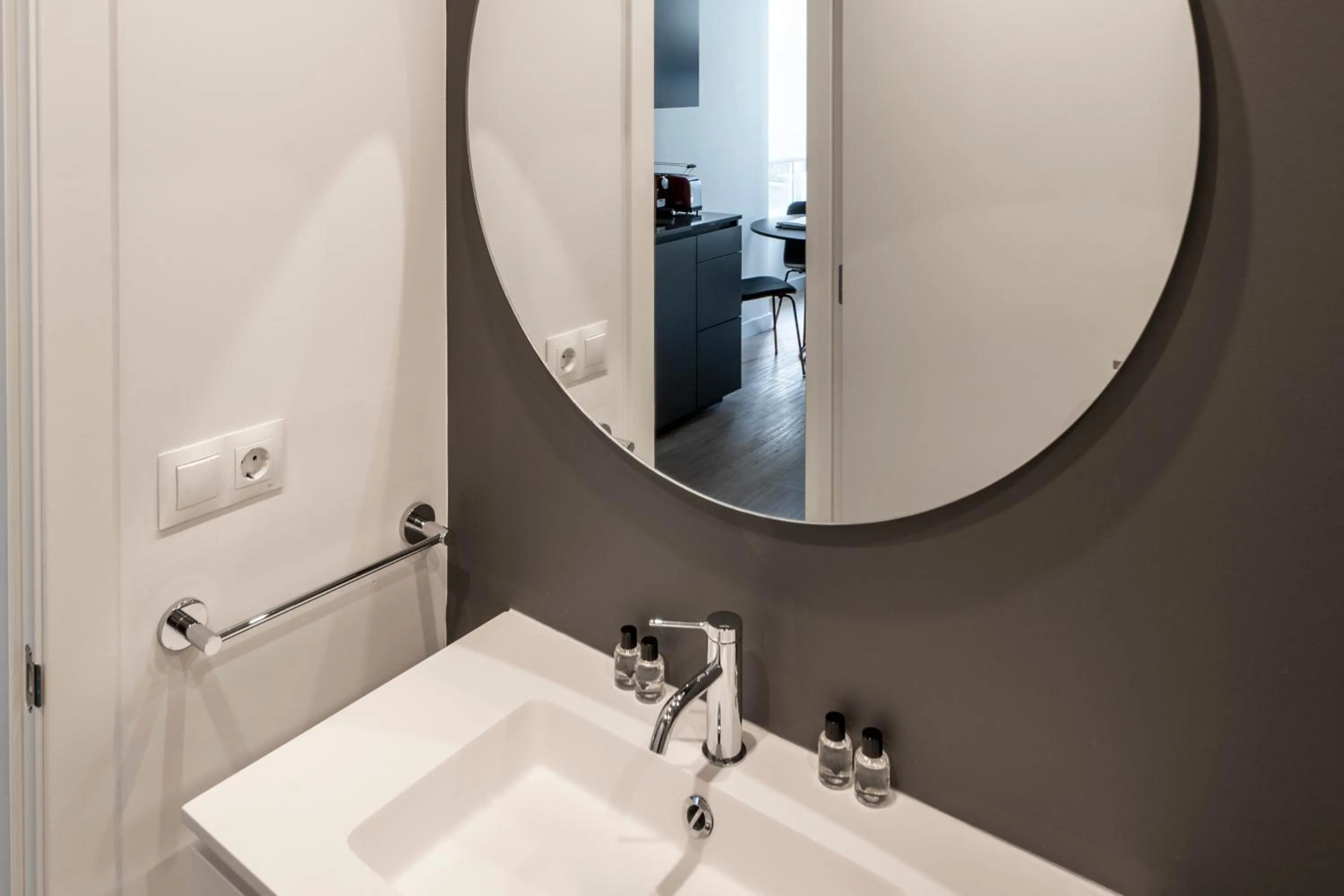 Toilet in Bow Homes by Como en Casa