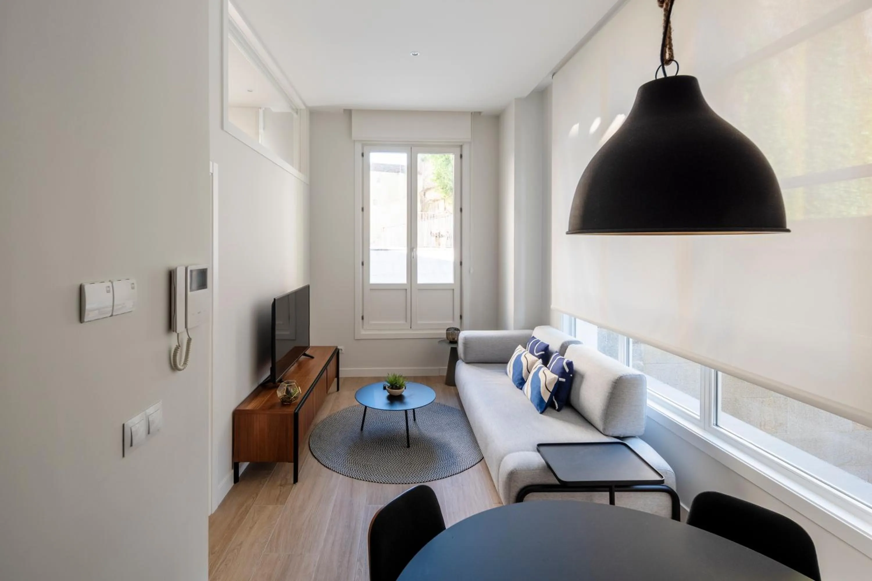 Living room in Bow Homes by Como en Casa