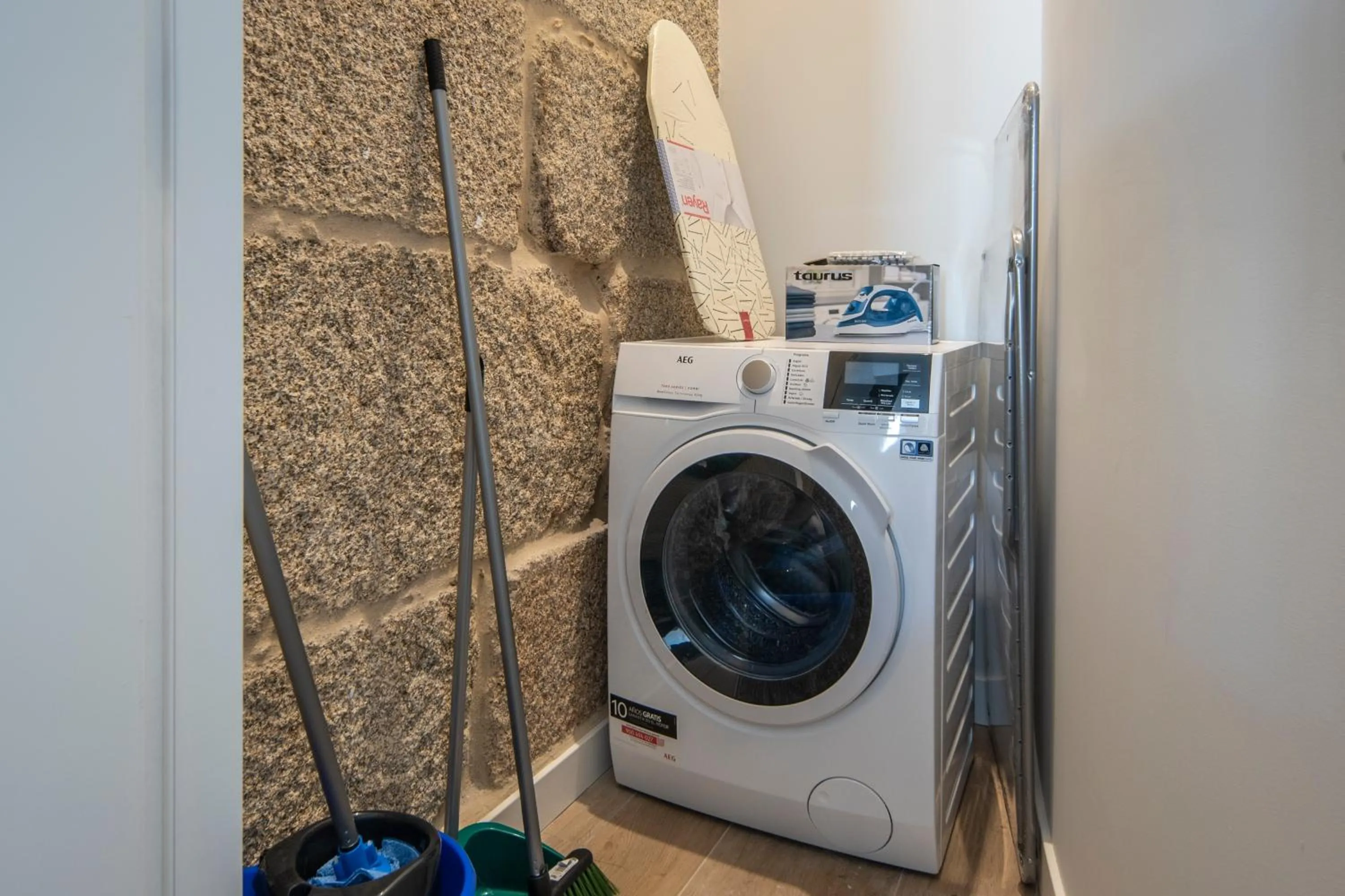 washing machine in Bow Homes by Como en Casa
