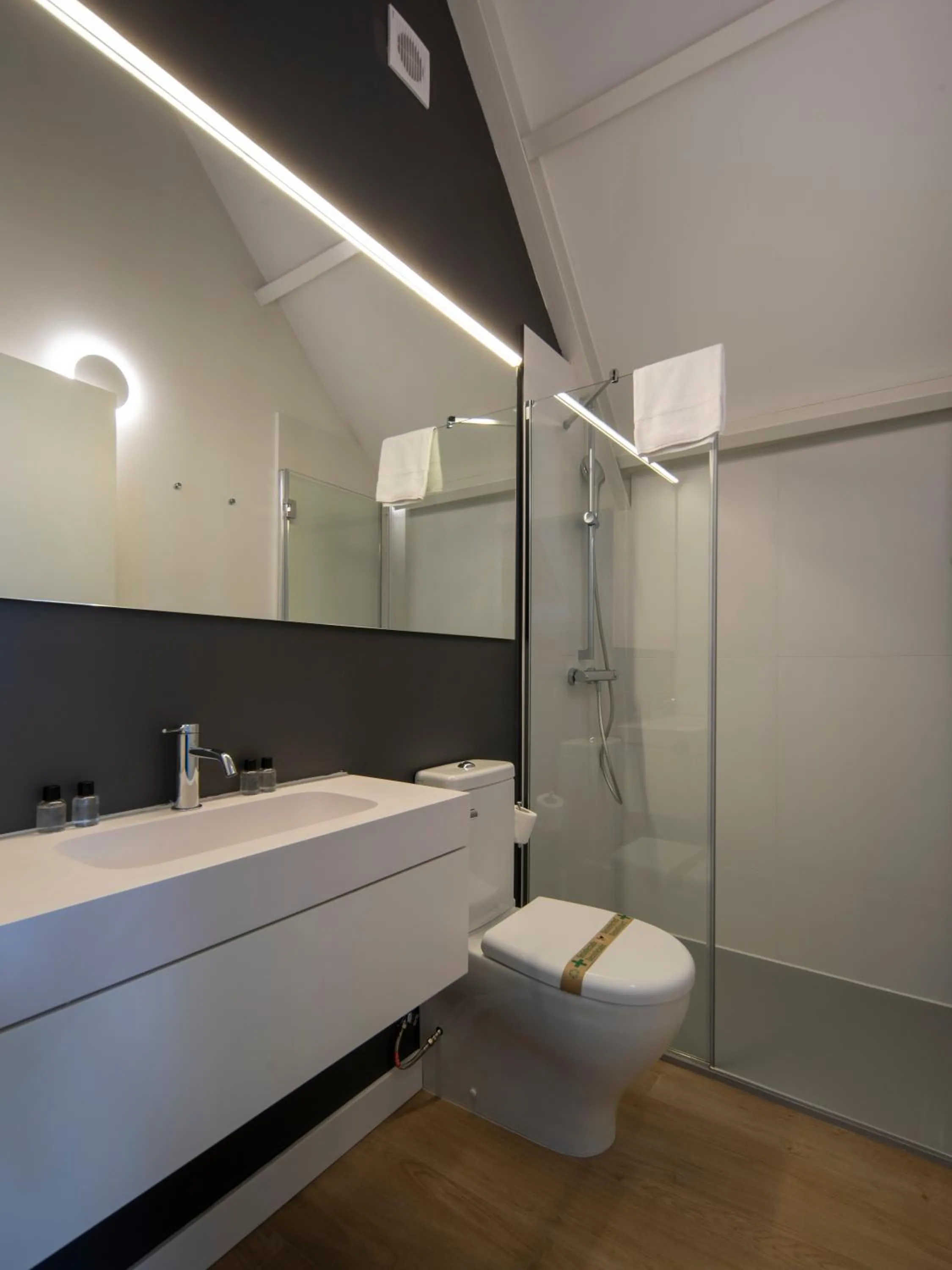 Bathroom in Bow Homes by Como en Casa