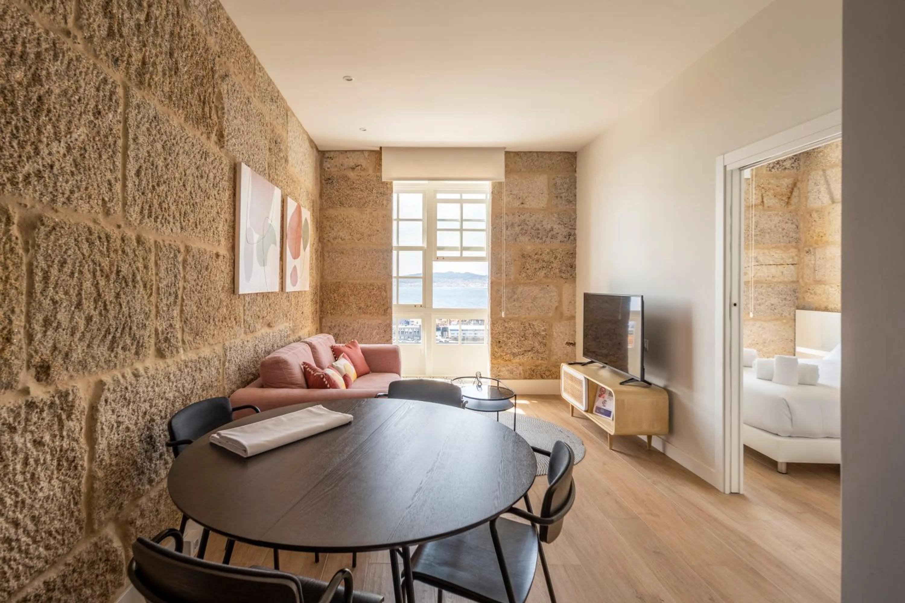 Dining area, Bed in Bow Homes by Como en Casa