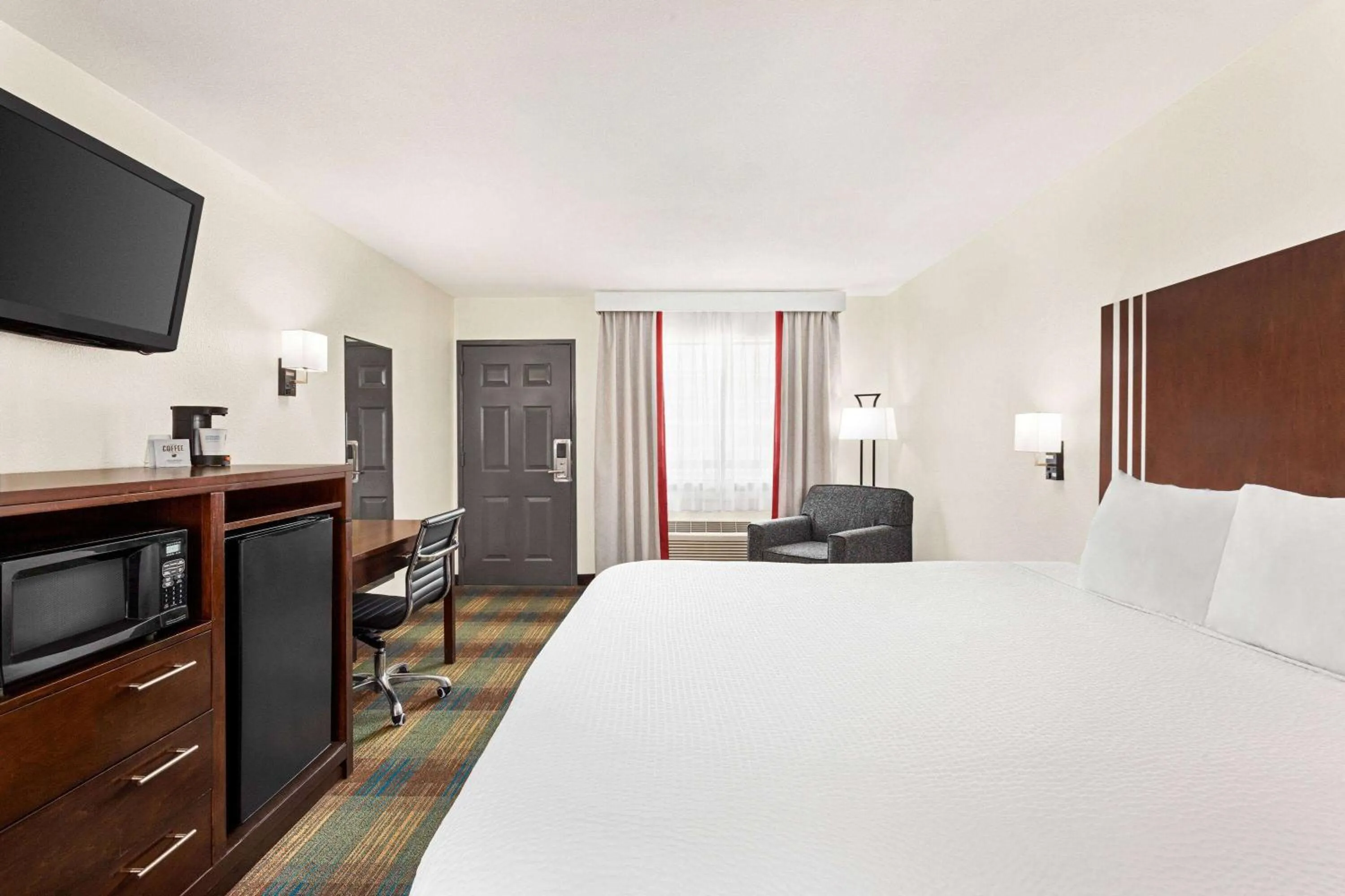 Photo of the whole room, Bed in Ramada by Wyndham San Antonio Near SeaWorld - Lackland AFB