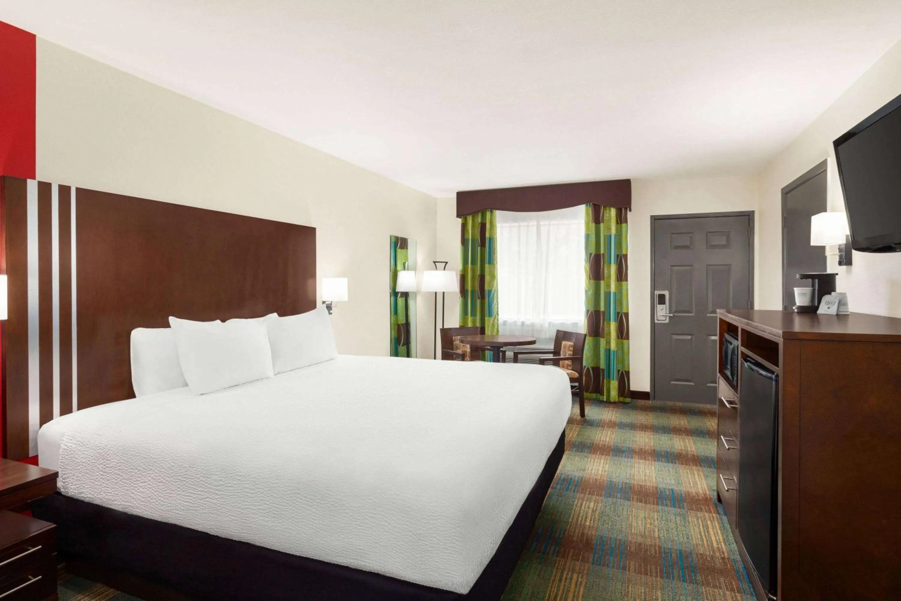 Photo of the whole room, Bed in Ramada by Wyndham San Antonio Near SeaWorld - Lackland AFB