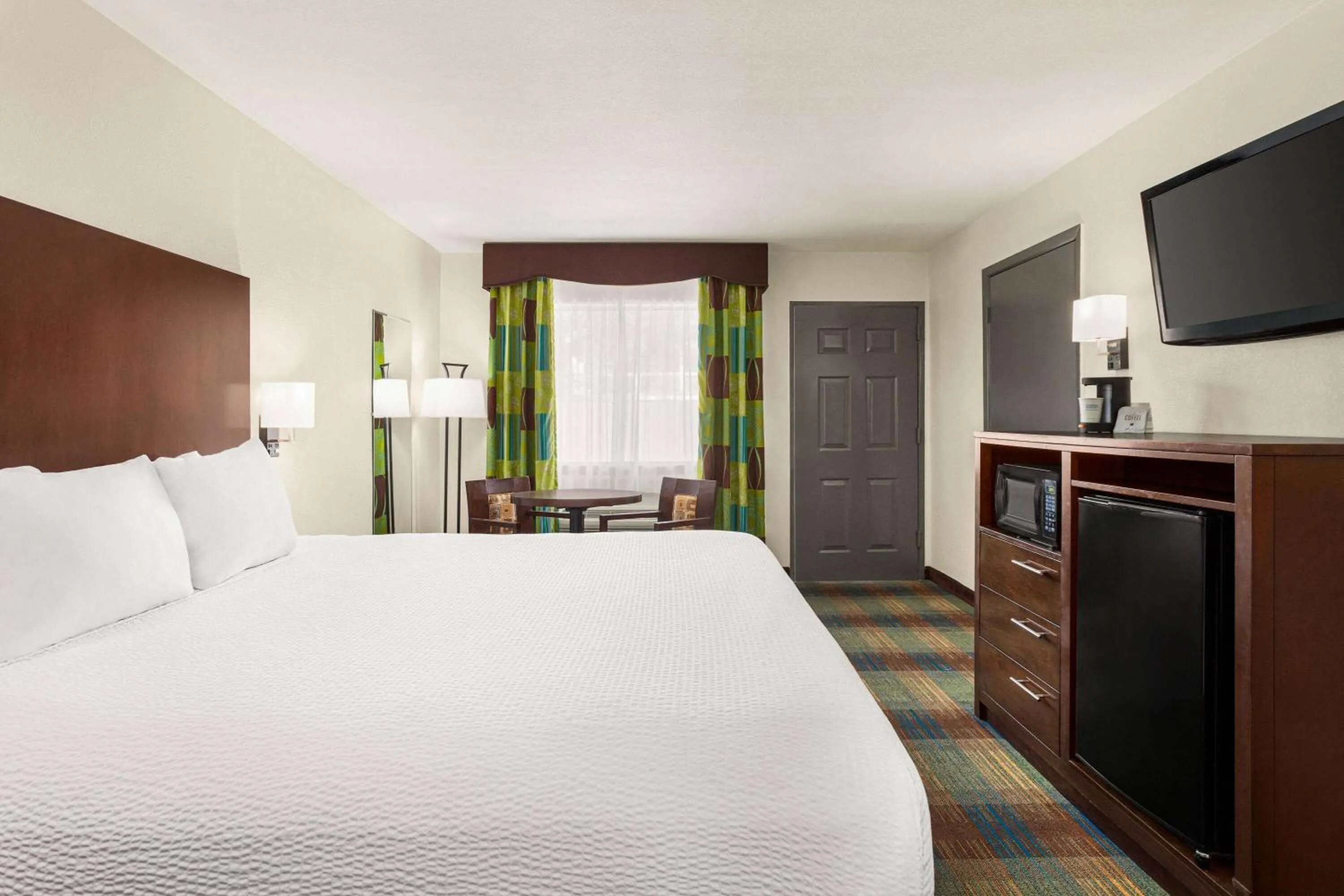 Photo of the whole room, Bed in Ramada by Wyndham San Antonio Near SeaWorld - Lackland AFB