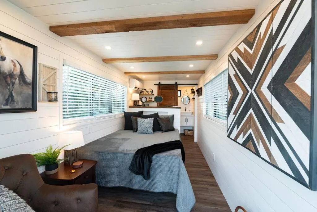 The Stable Tiny Container Home-12 min to Magnolia