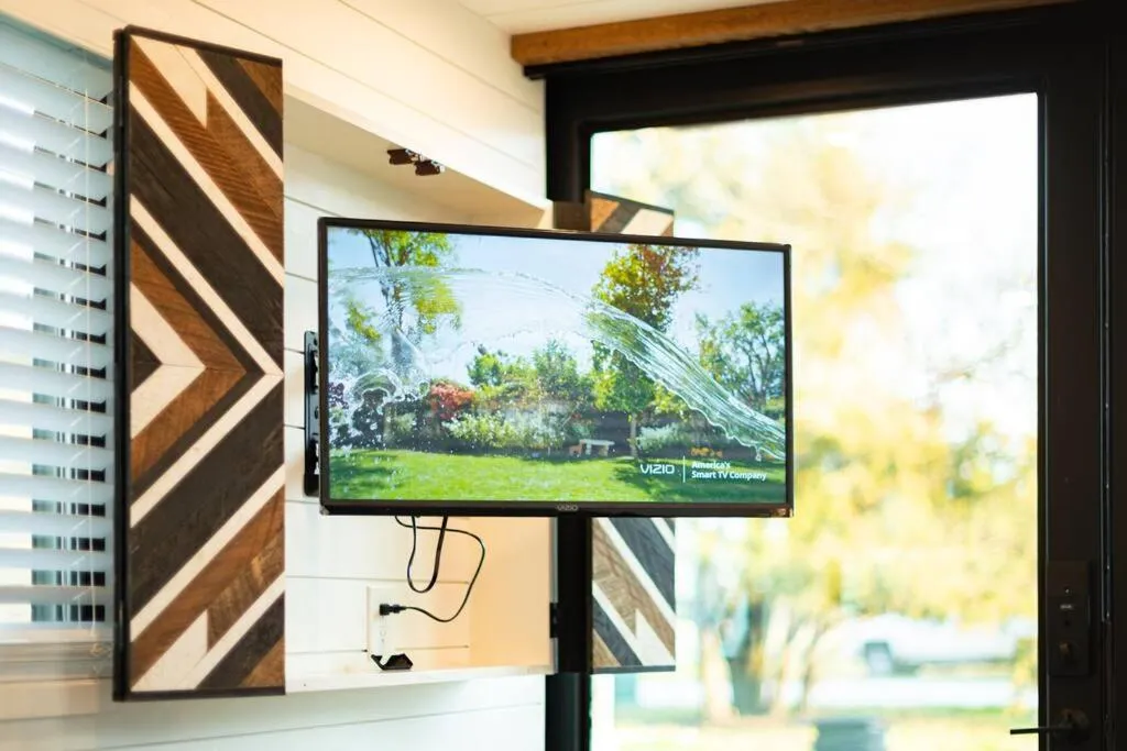 The Stable Tiny Container Home-12 min to Magnolia