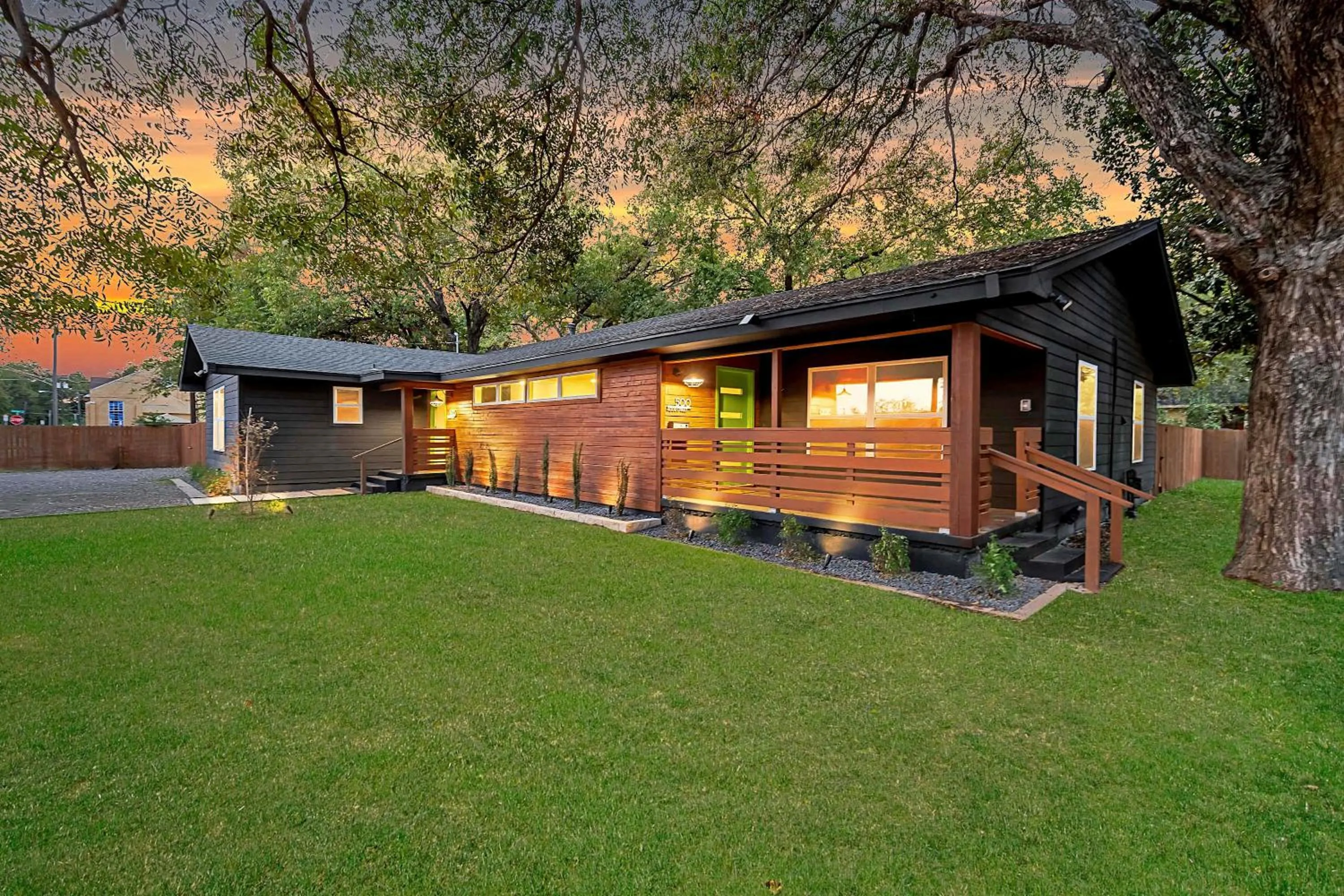 New-The Mod Poppy Large home 10 minutes from it all