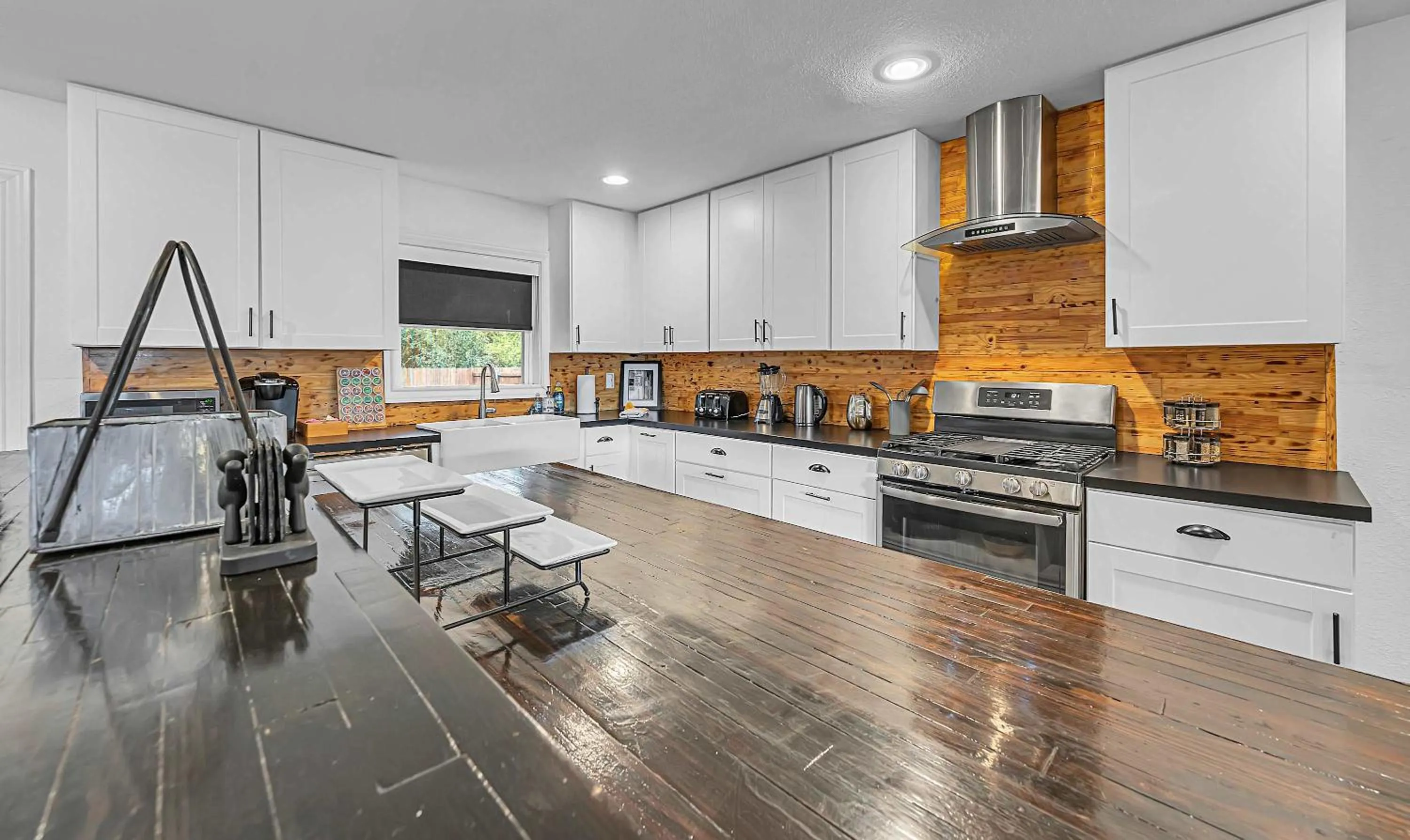 New-The Mod Poppy Large home 10 minutes from it all