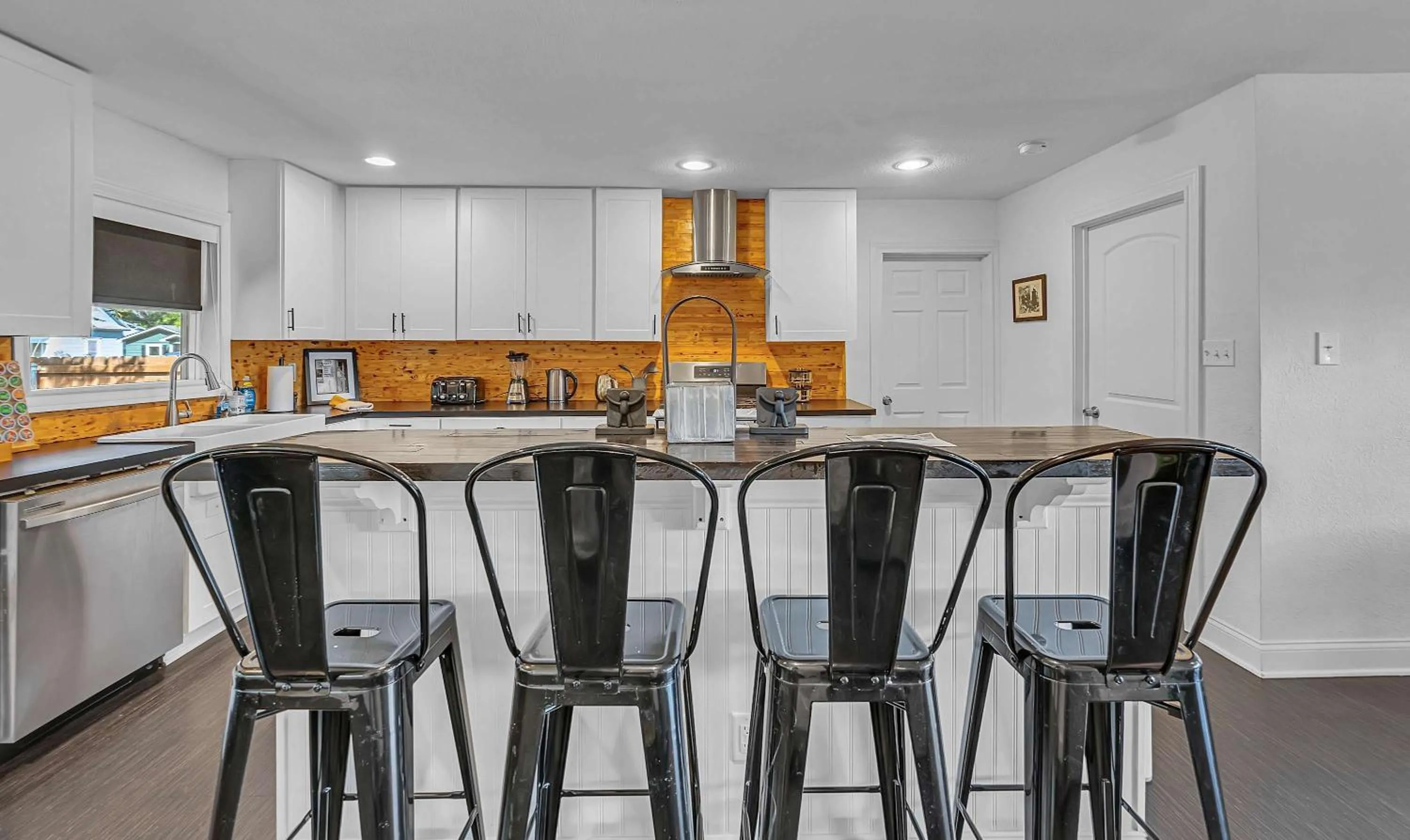 New-The Mod Poppy Large home 10 minutes from it all