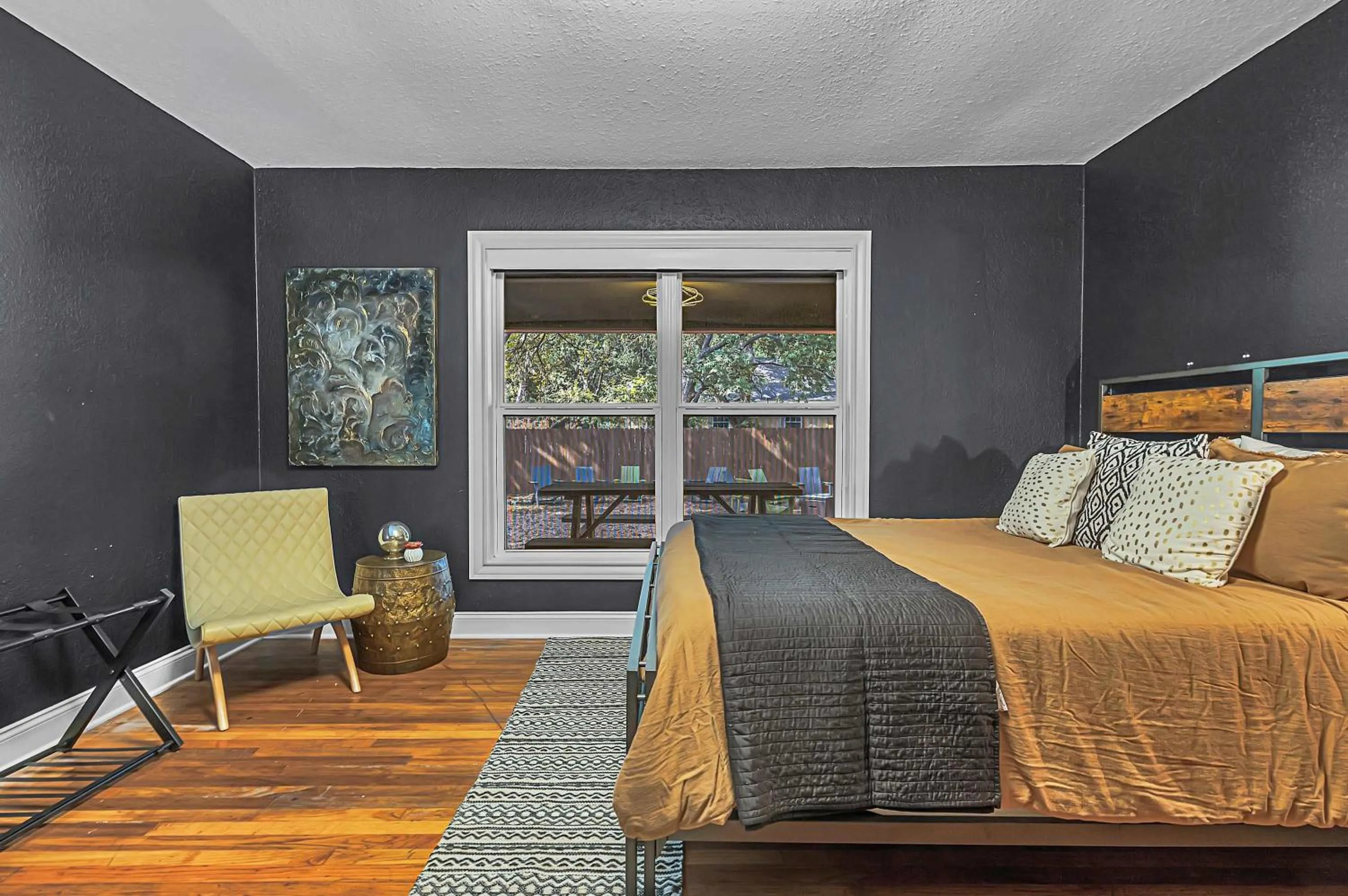 Bed in New-The Mod Poppy Large home 10 minutes from it all