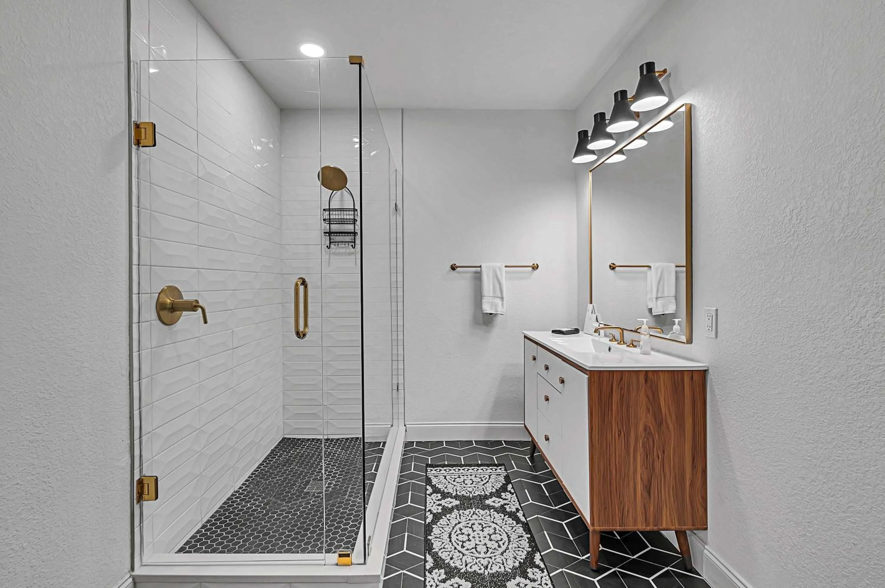 New-The Mod Poppy Large home 10 minutes from it all