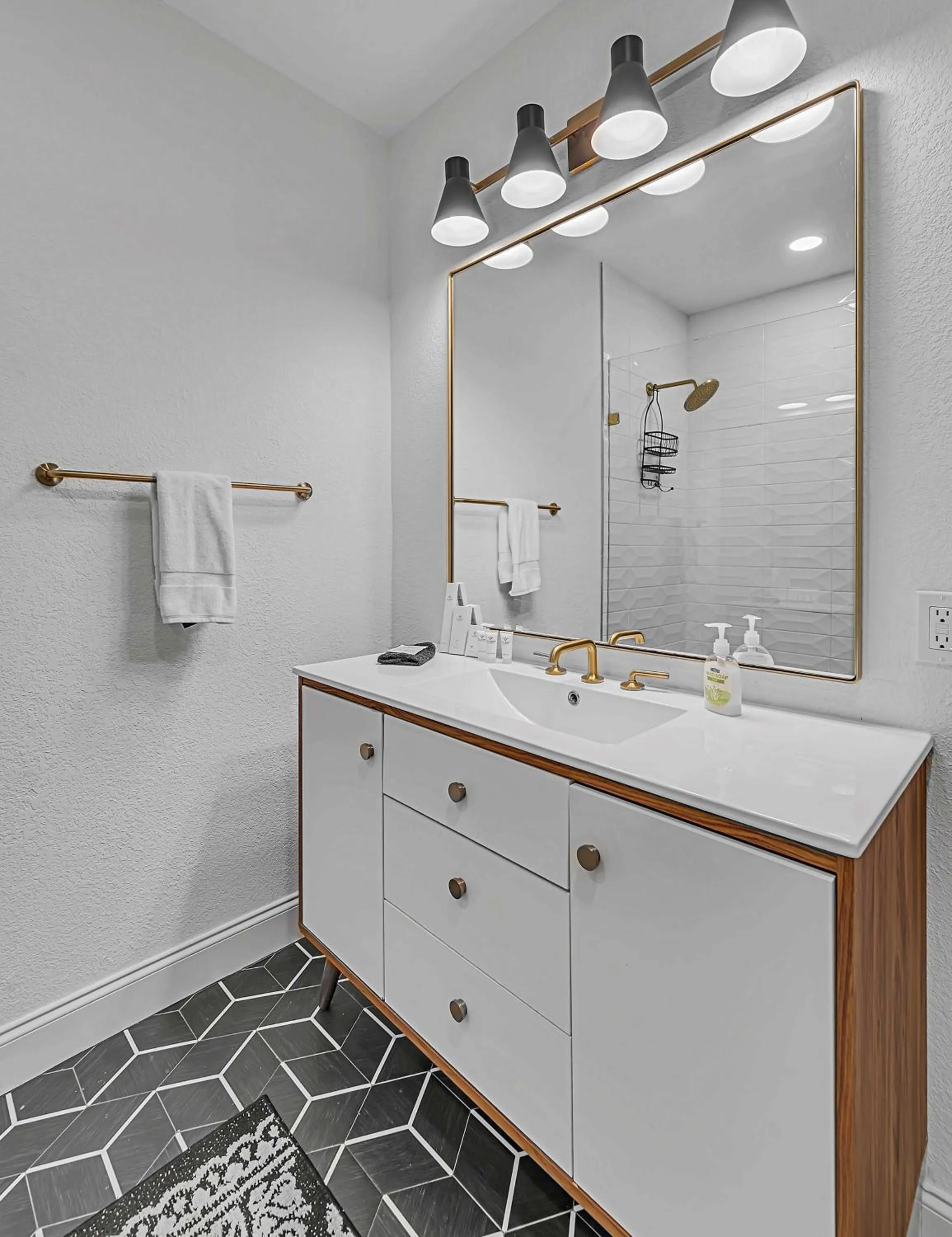 New-The Mod Poppy Large home 10 minutes from it all