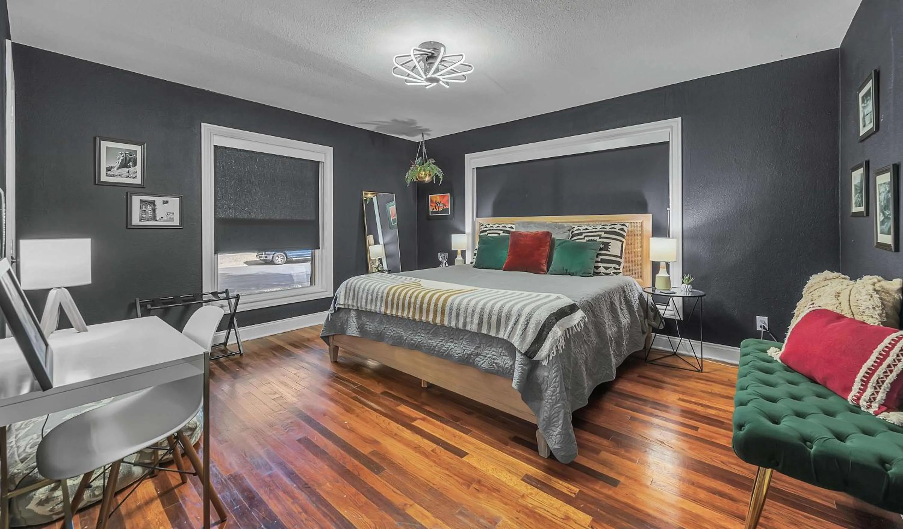 Bed in New-The Mod Poppy Large home 10 minutes from it all