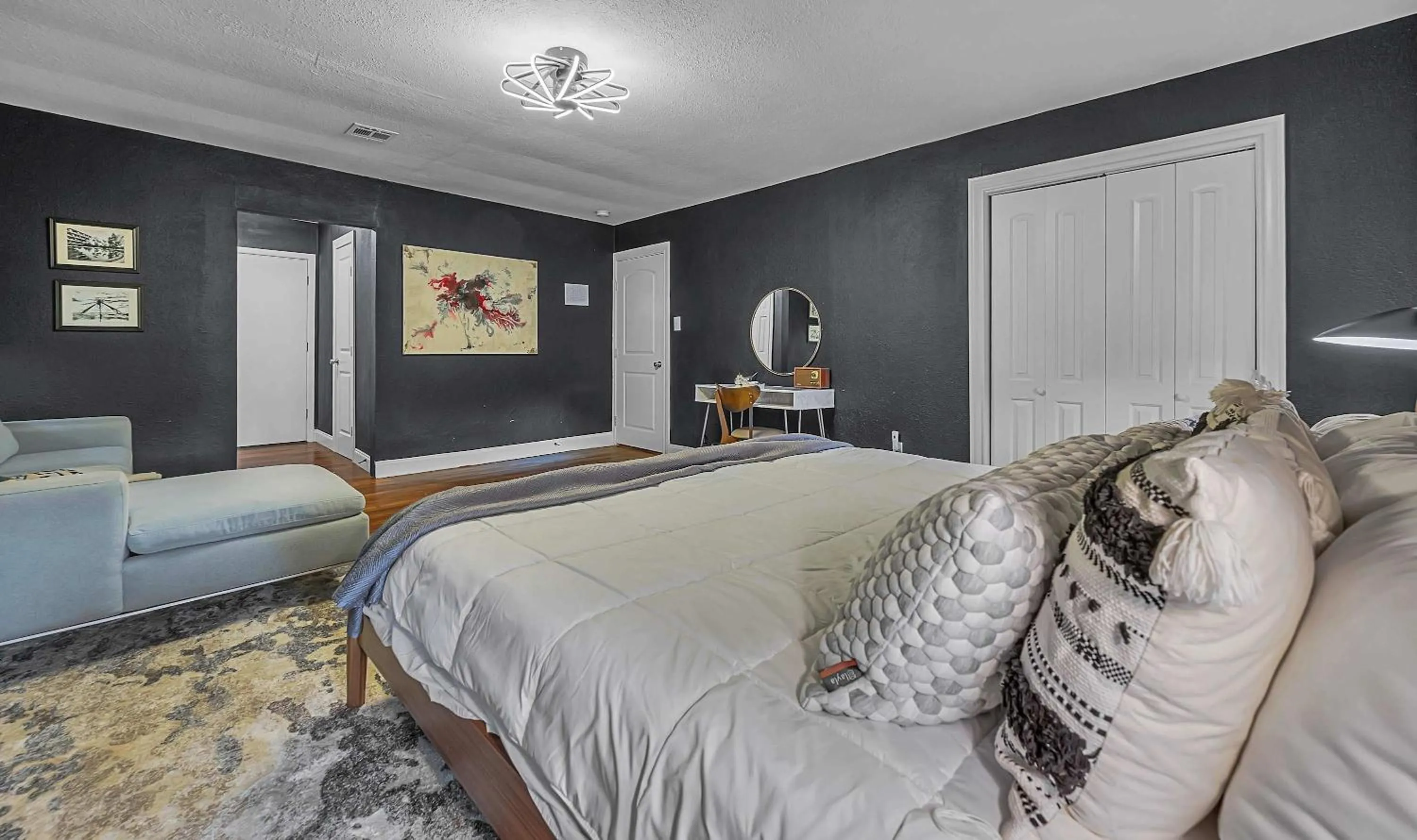 Bed in New-The Mod Poppy Large home 10 minutes from it all