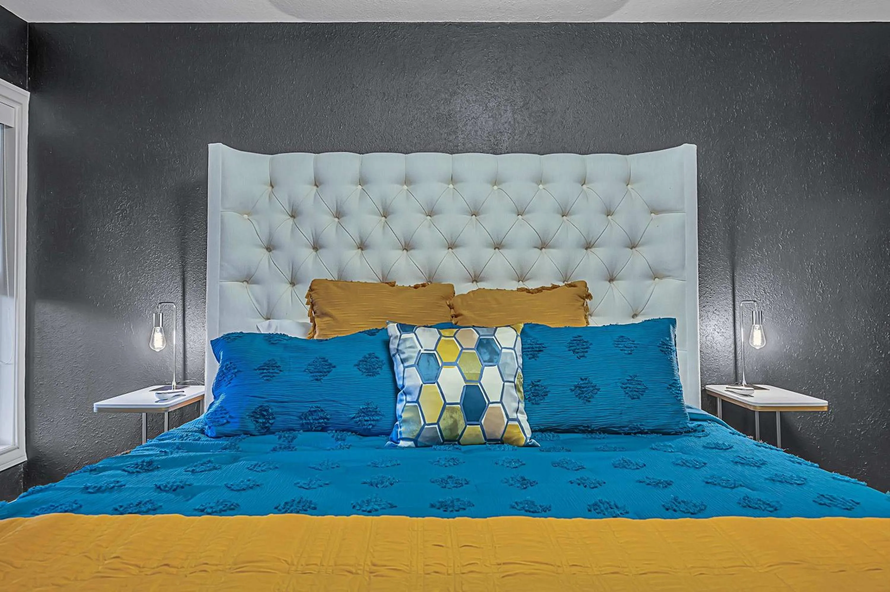 Bed in New-The Mod Poppy Large home 10 minutes from it all