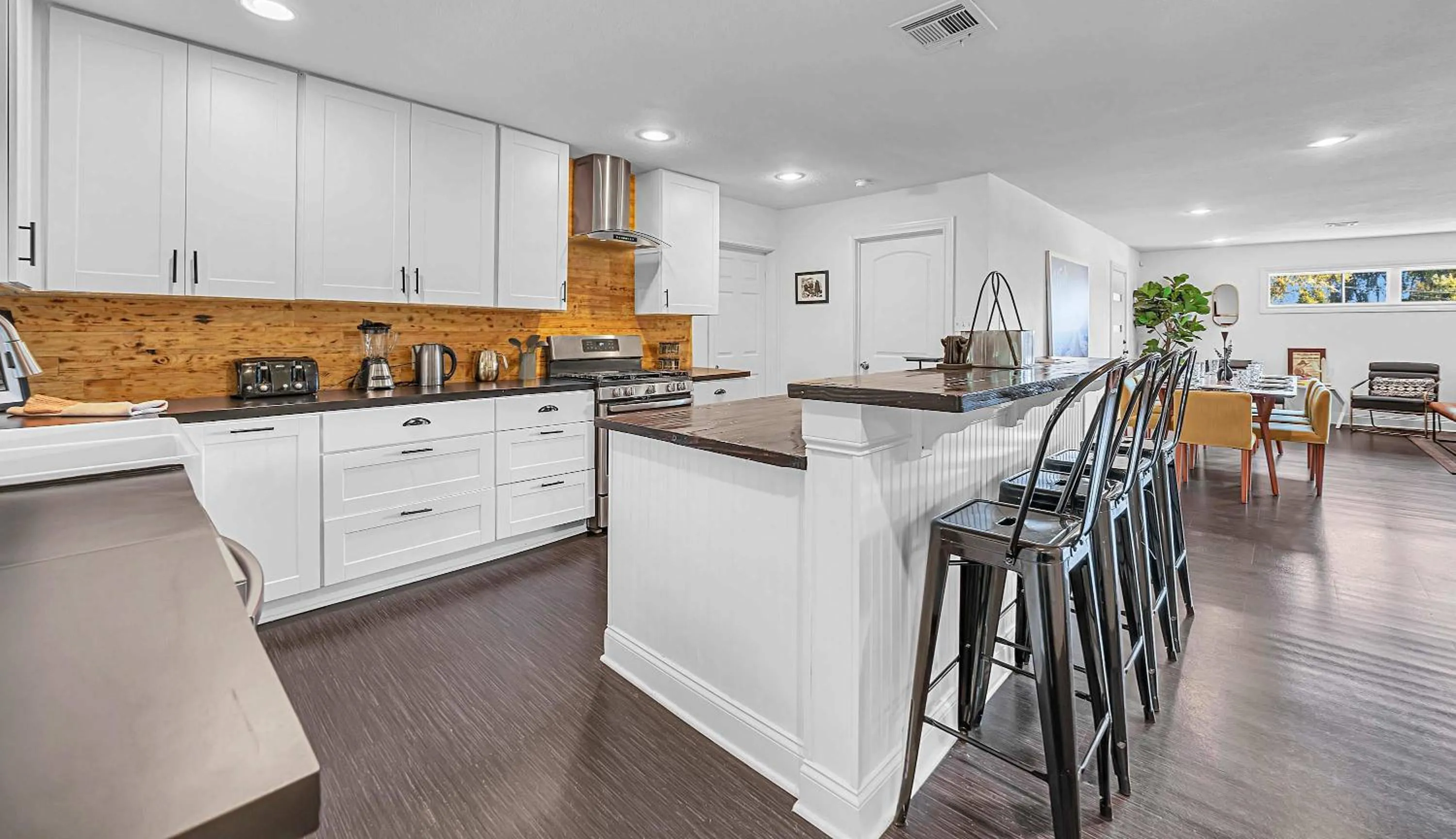 New-The Mod Poppy Large home 10 minutes from it all