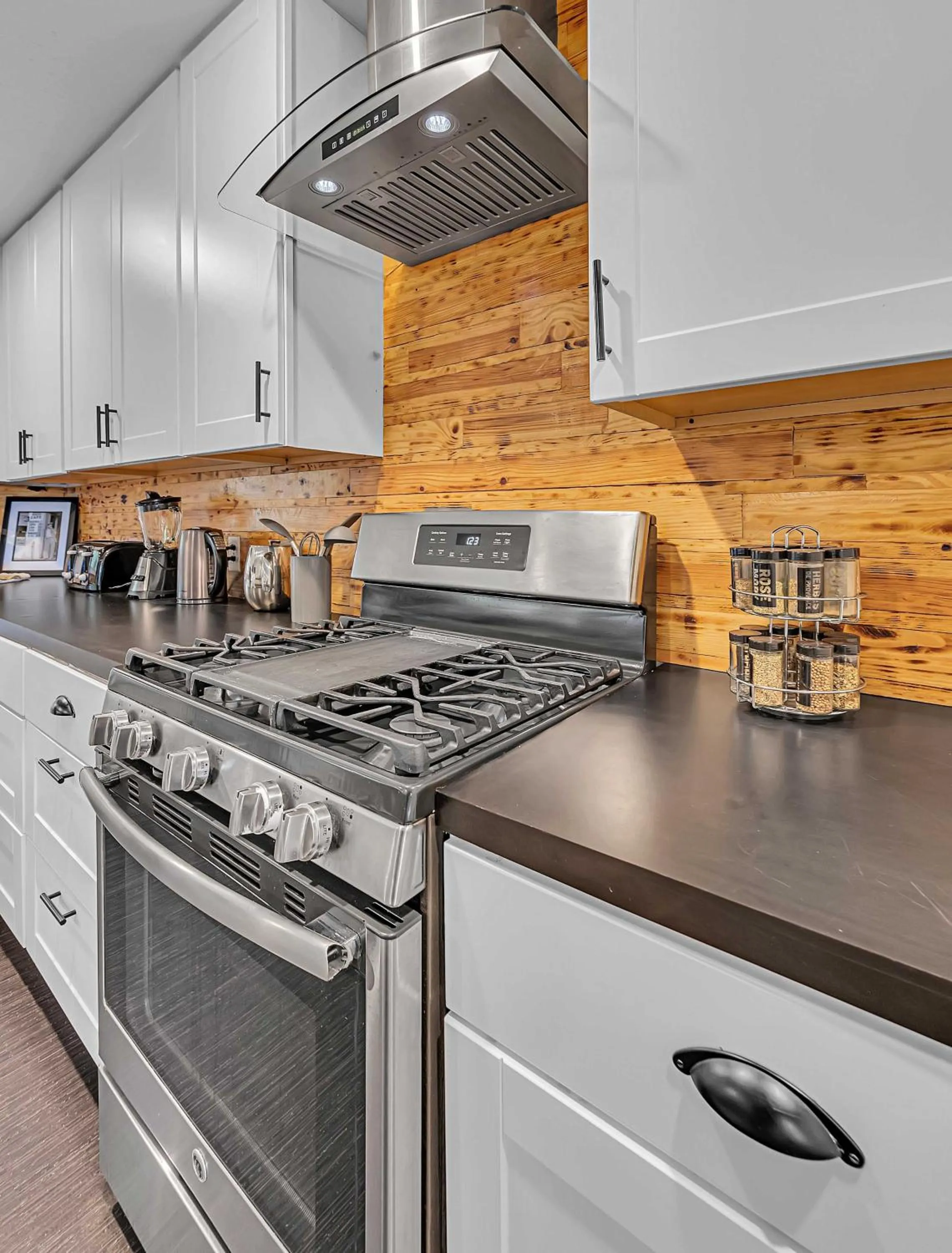 New-The Mod Poppy Large home 10 minutes from it all