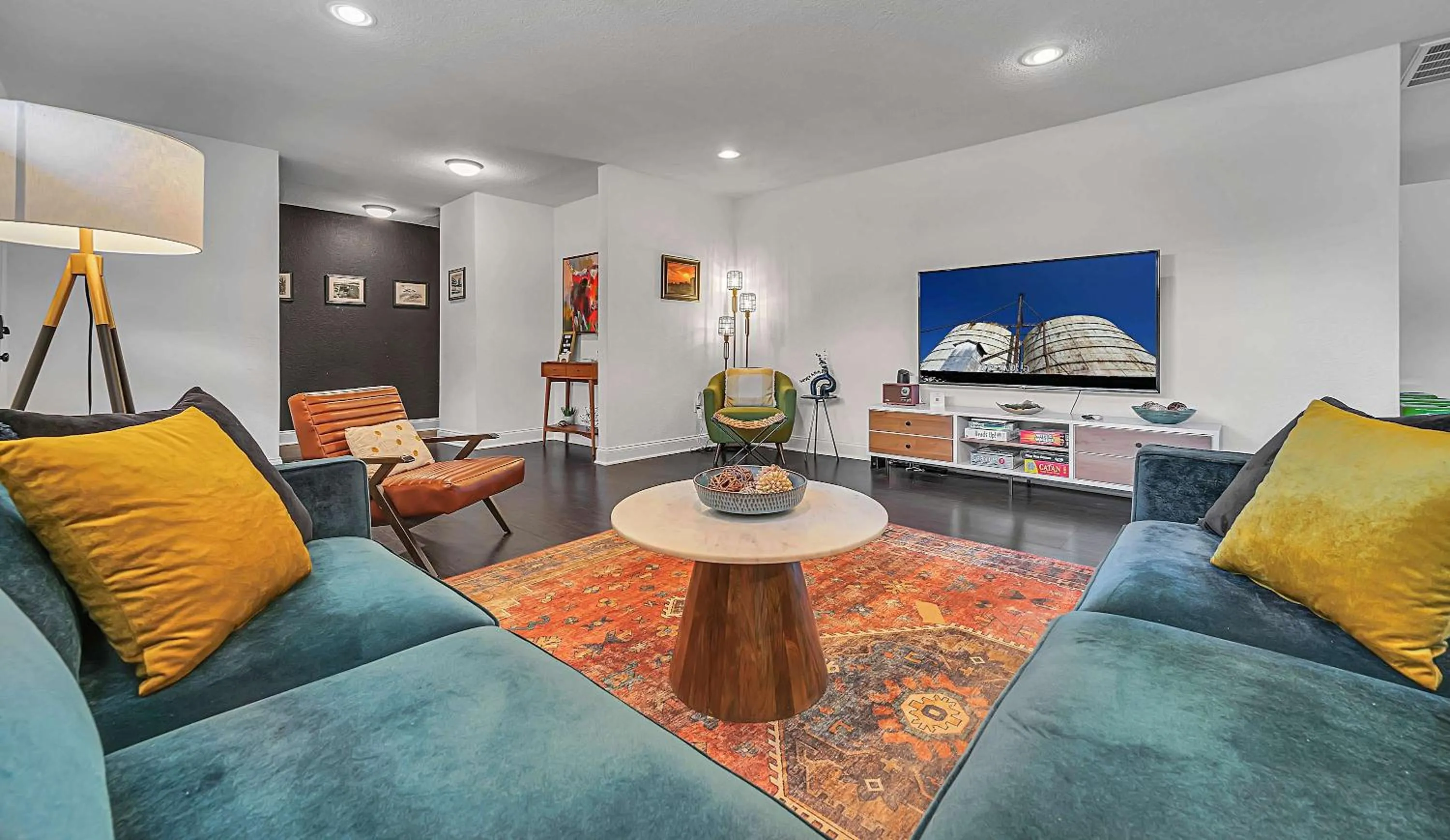 New-The Mod Poppy Large home 10 minutes from it all