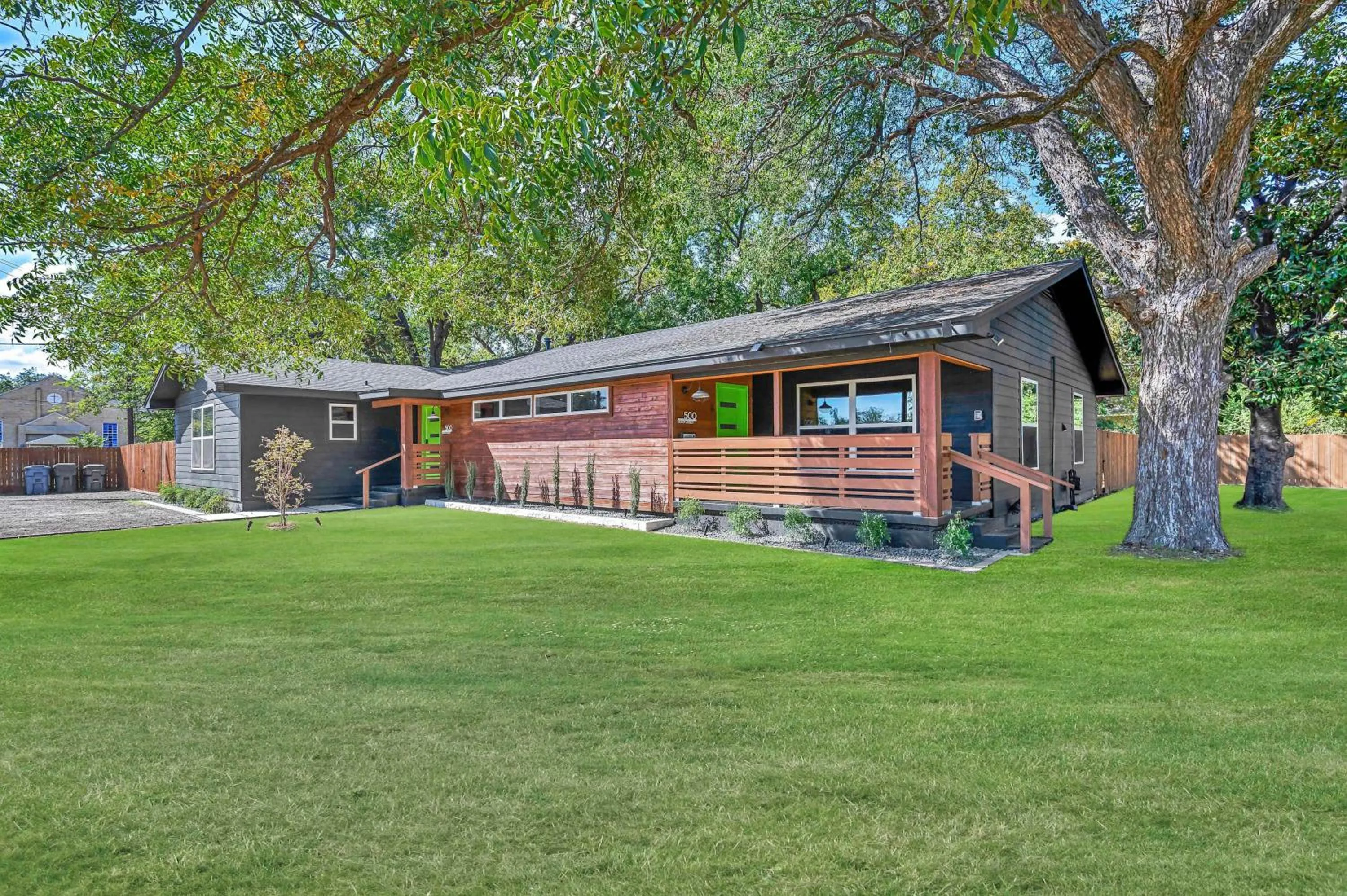 New-The Mod Poppy Large home 10 minutes from it all