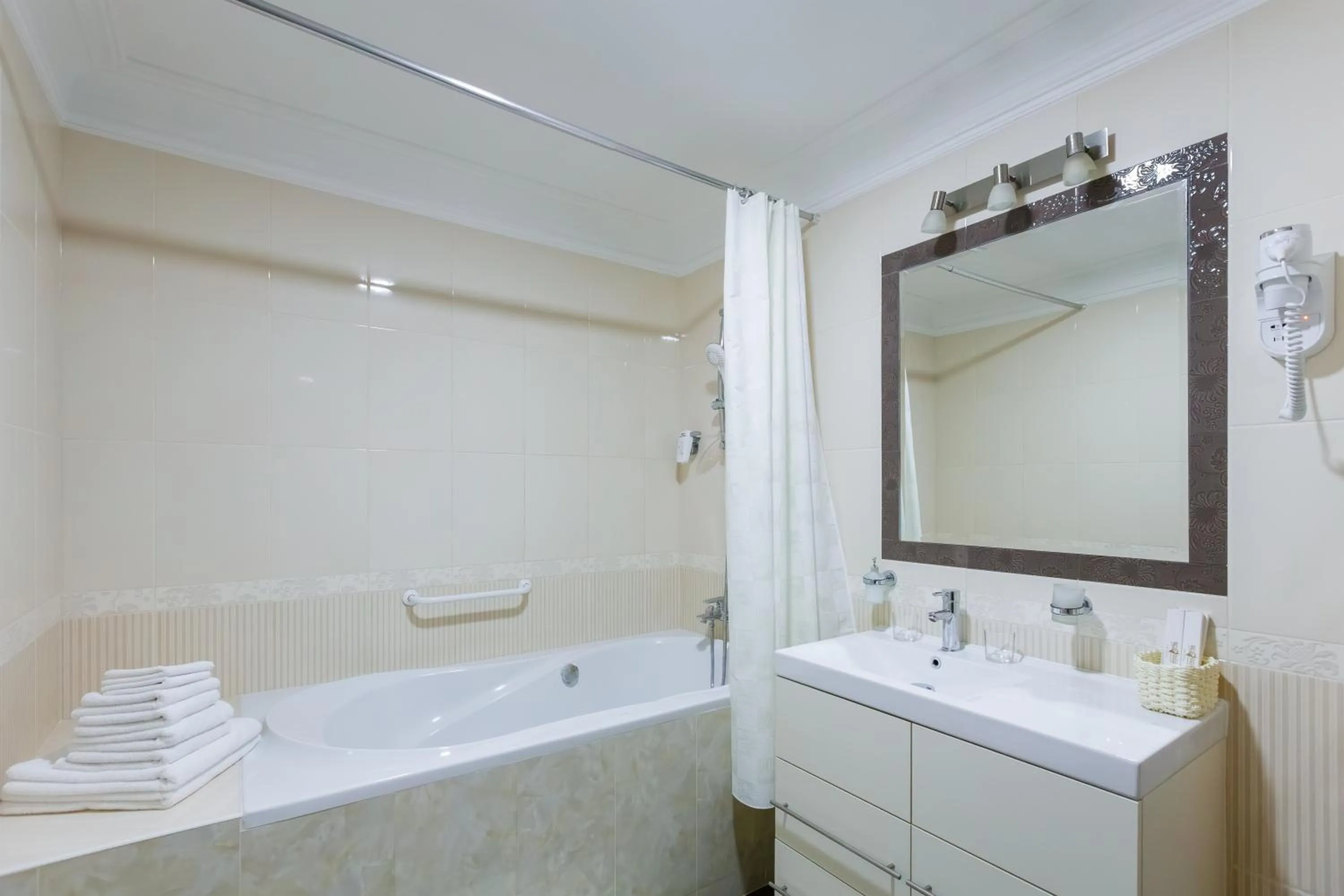 Boutique Spa Casino Hotel Lybid Plaza