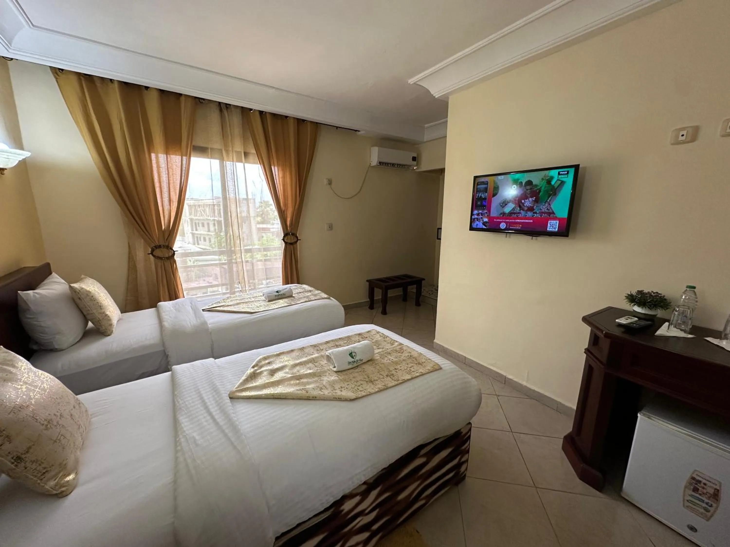 Communal lounge/ TV room, Bed in Hotel Vallée Des Princes