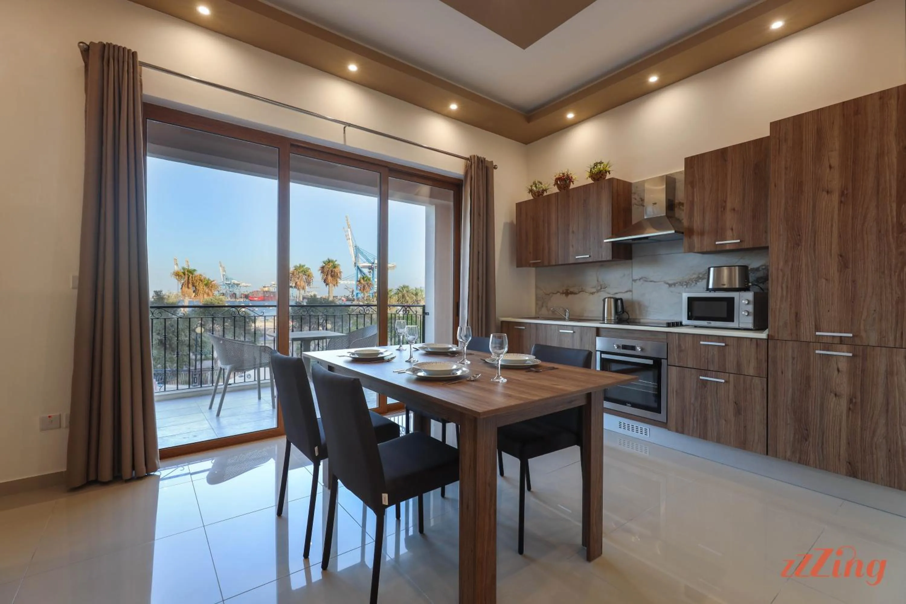 Gem Beachfront Apt with Amazing Bay and Sea Views